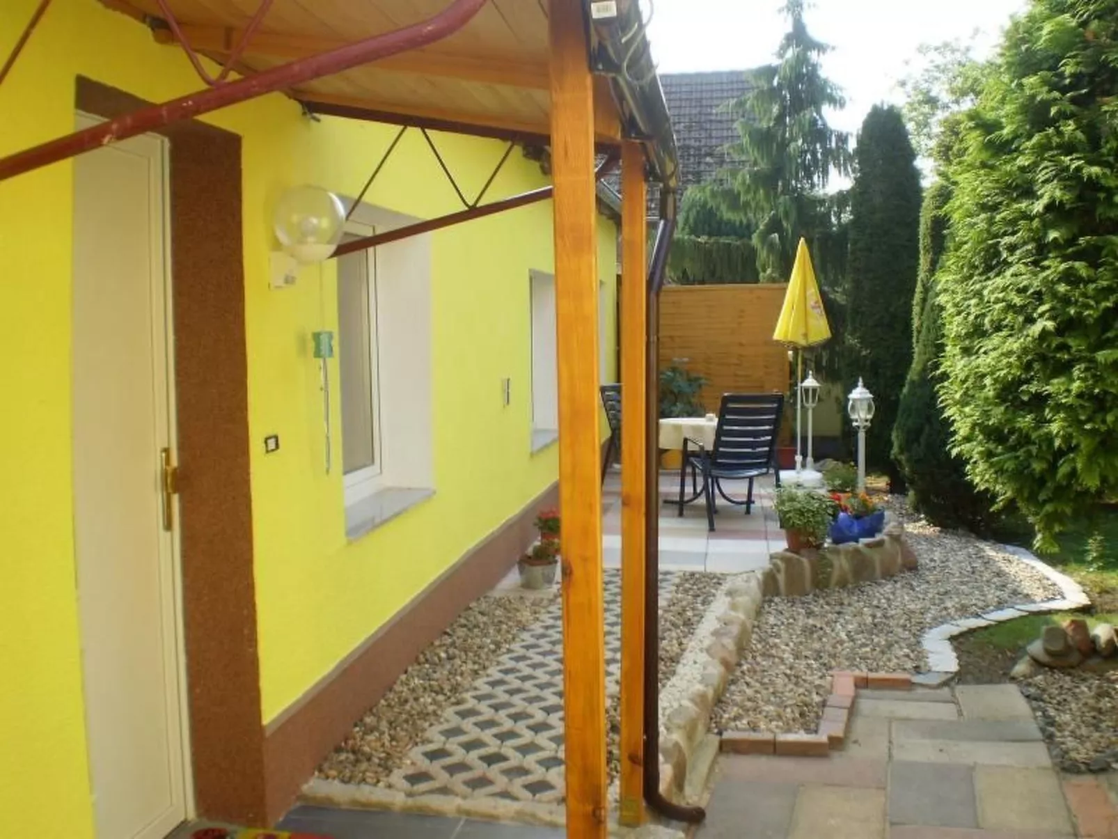 Gemütliche Wohnung mit Terrasse-Buiten