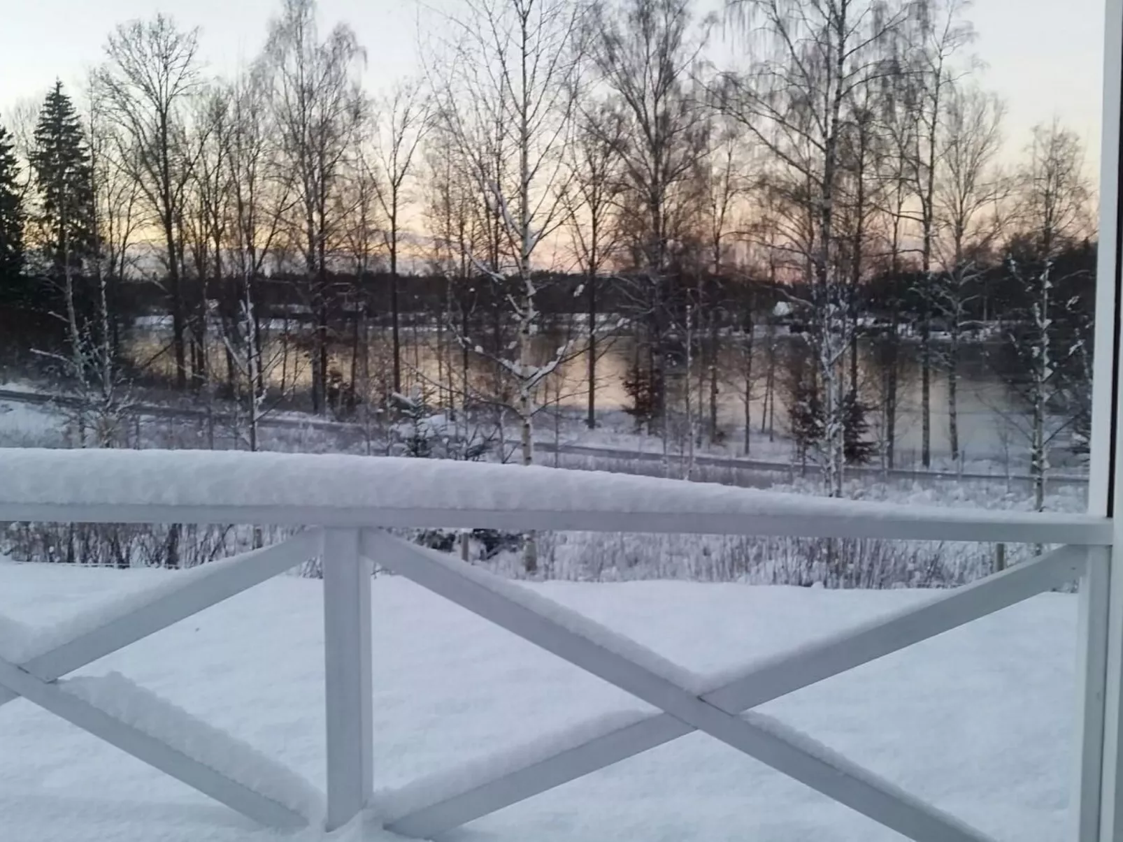Modernes Haus mit hellem Dekor, mit Blick auf den See-Buiten