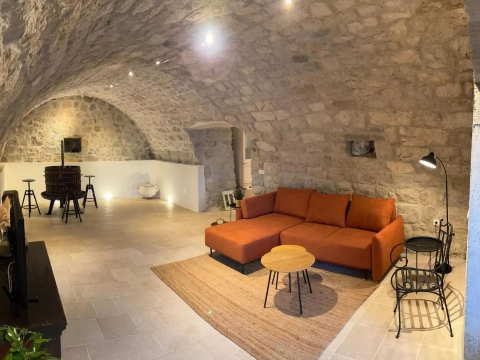 Schönes Steinhaus mit beheiztem Pool, Terrasse m-Binnen