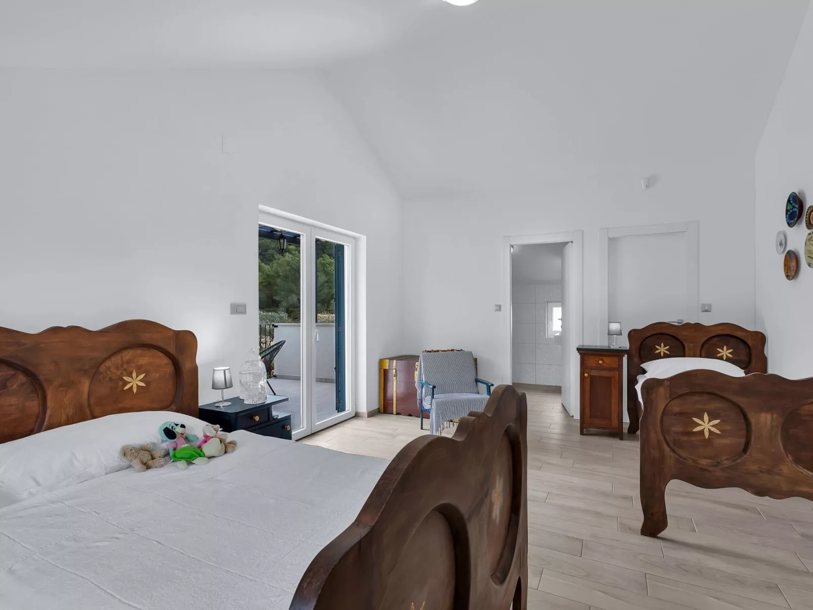 Alleinstehendes Ferienhaus mit Pool und drei Sch-Binnen