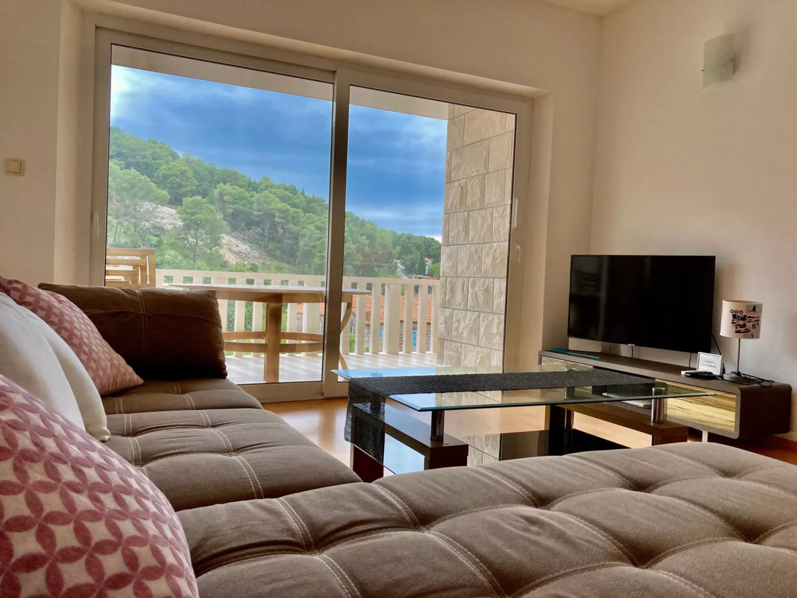 In Povlja mit gemeinschaftlichem Parkplatz-Binnen