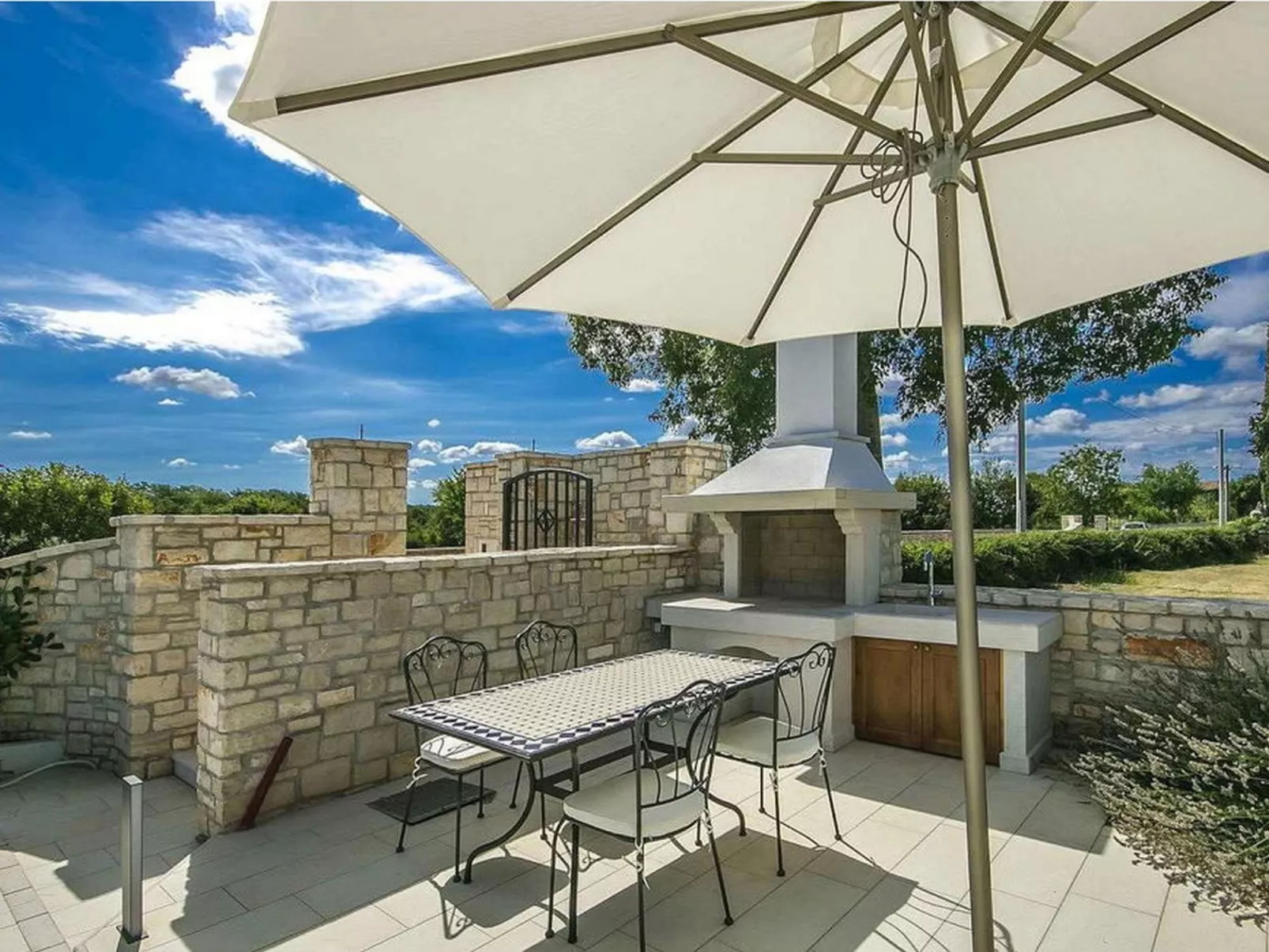 Villa Lenka mit Pool-Buiten