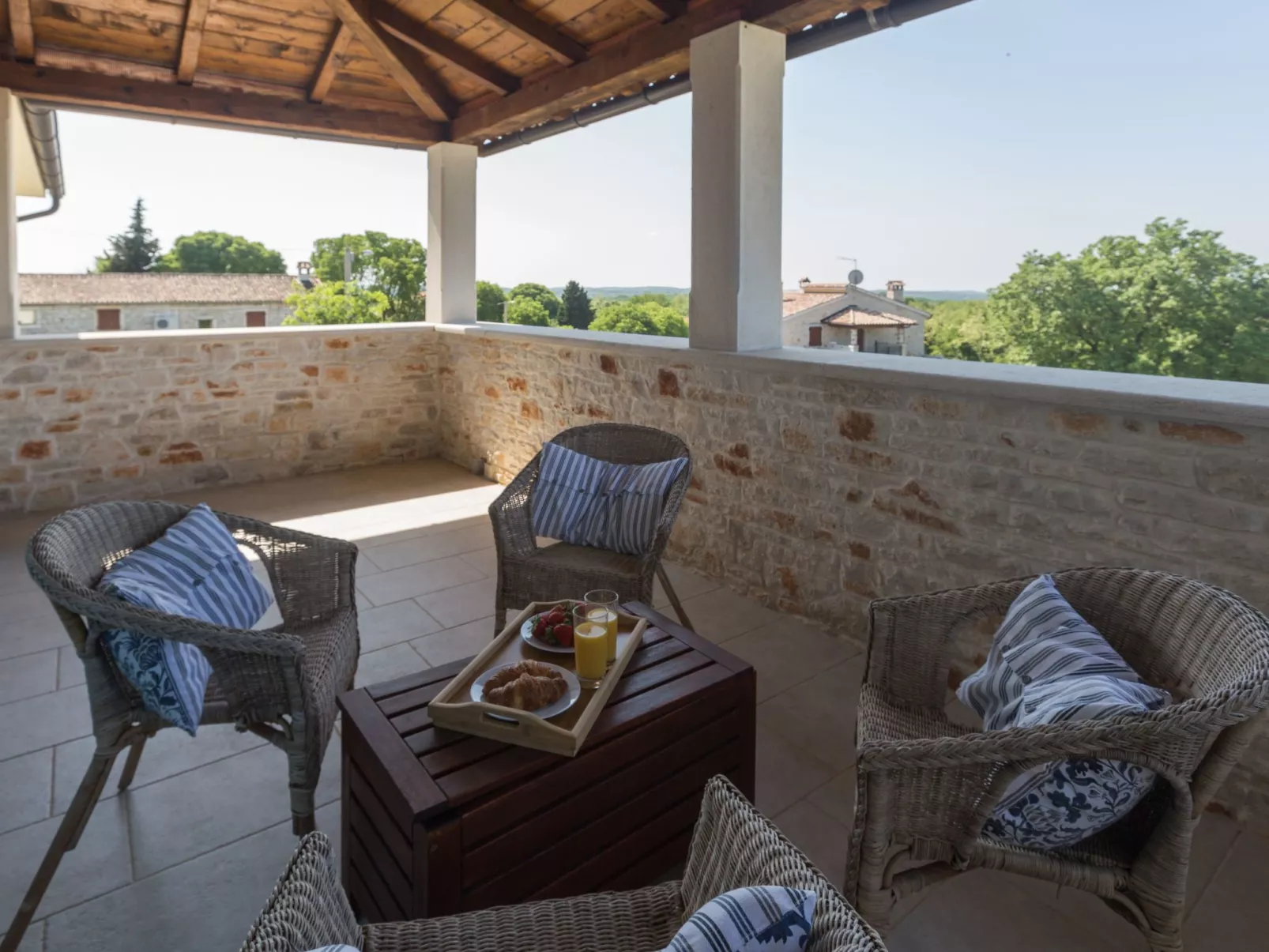 Villa mit Pool, Garten und Sommerküche-Binnen