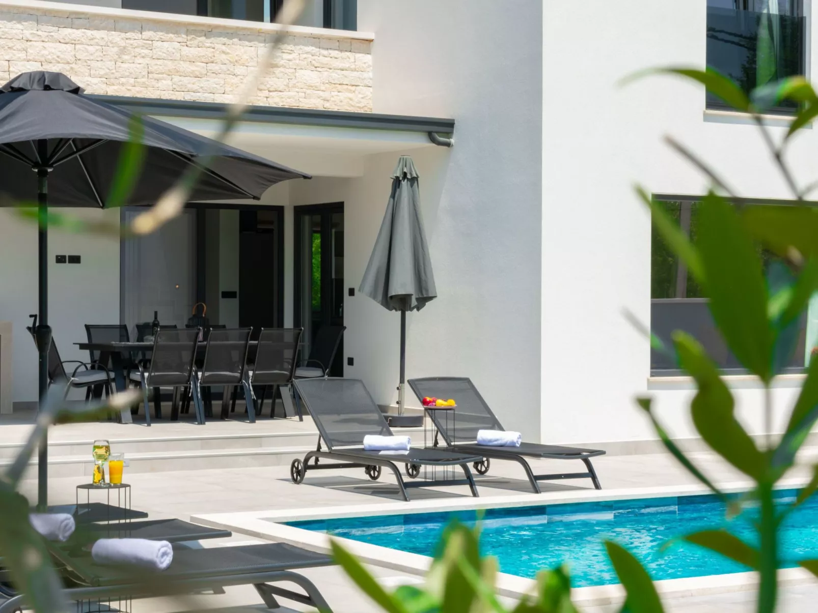 Modern 300m² Villa - King Beds and Leisure Zone-Buiten