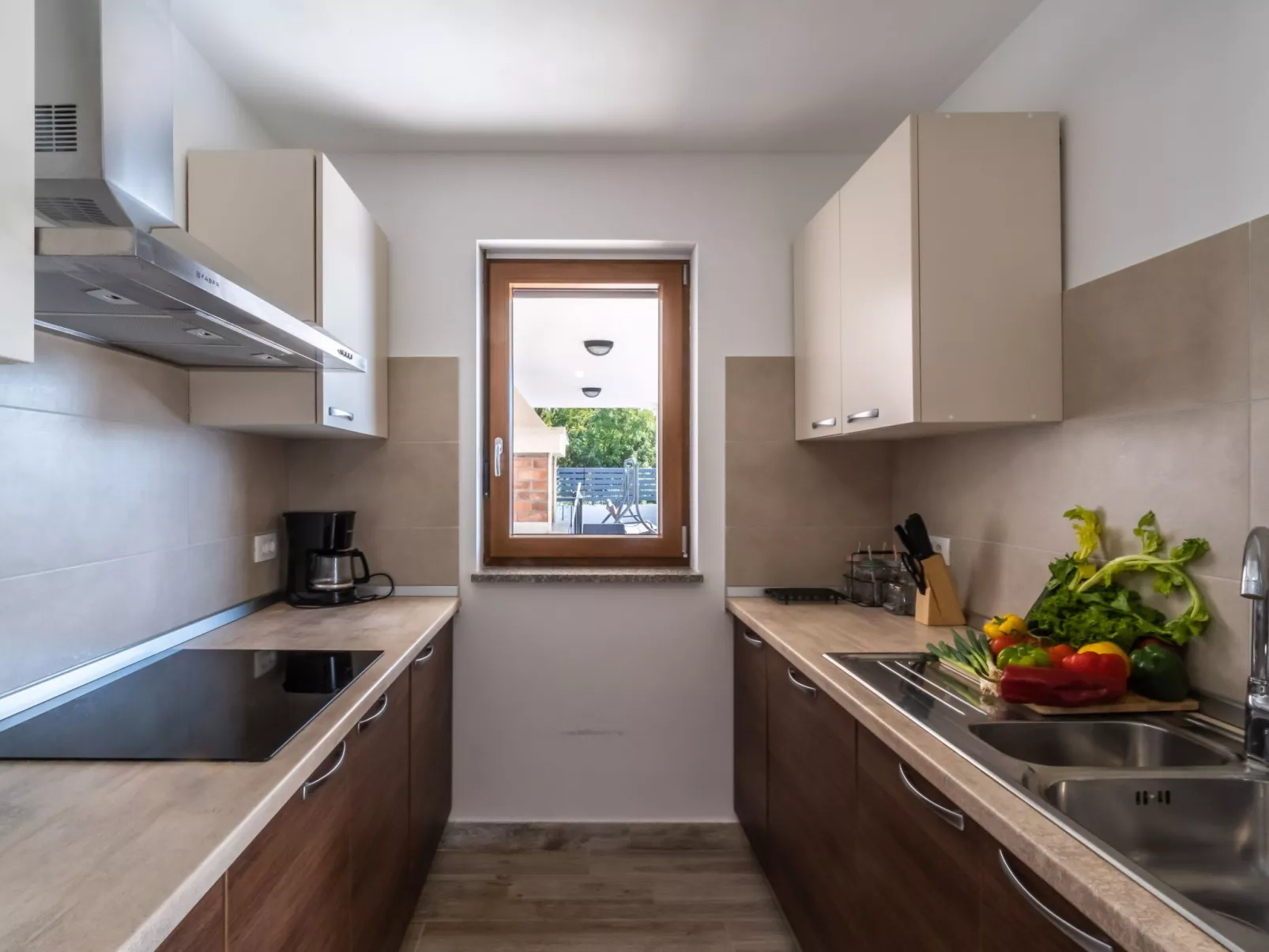 Elegantes Escape mit Pool und Panoramablick-Binnen