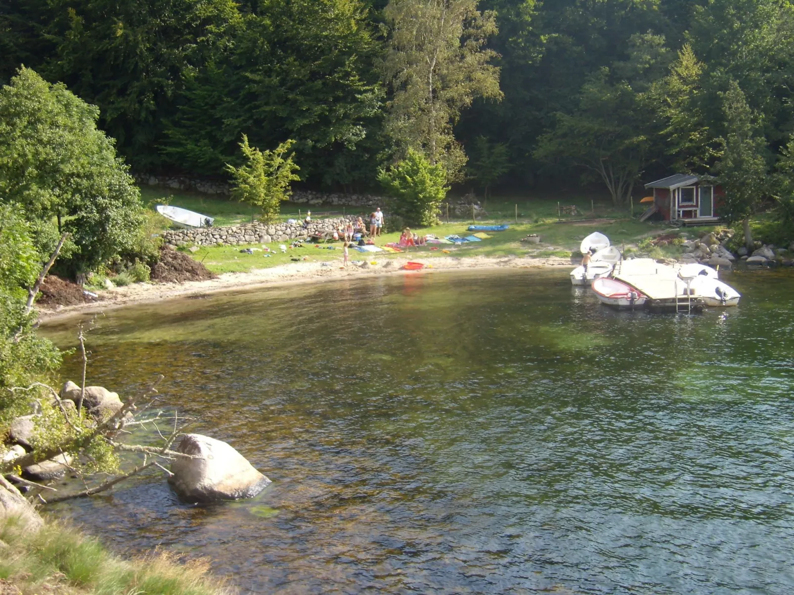Holzhaus mit überdachter Terrasse-Buiten