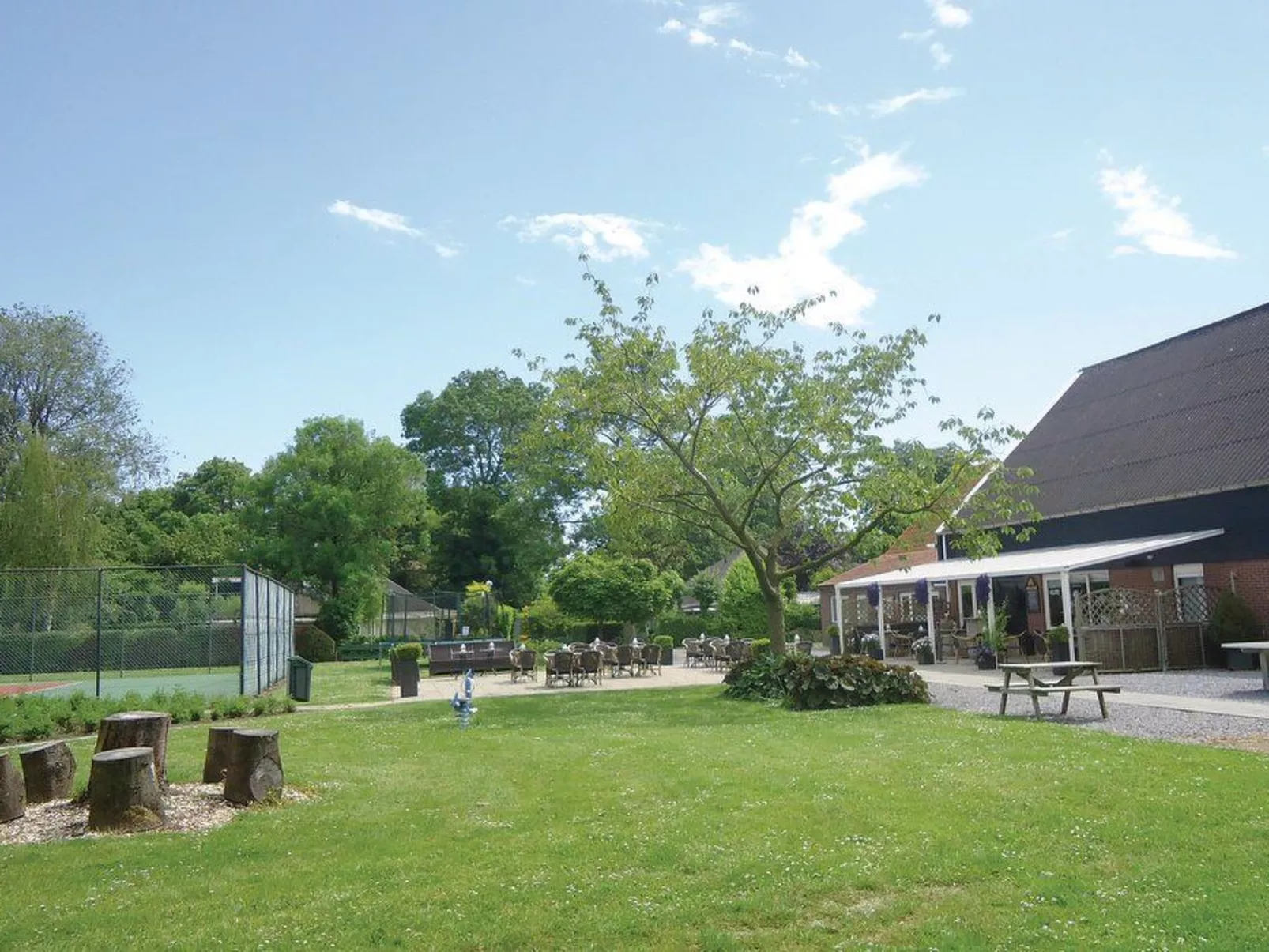 "Buurtweg213" mit Schwimmbad-Buiten