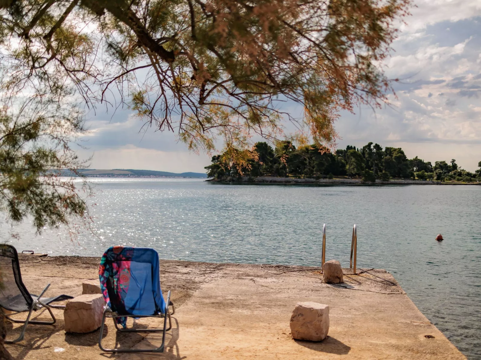 Traditionelles Steinhaus am Meer in Preko-Image-tags.info
