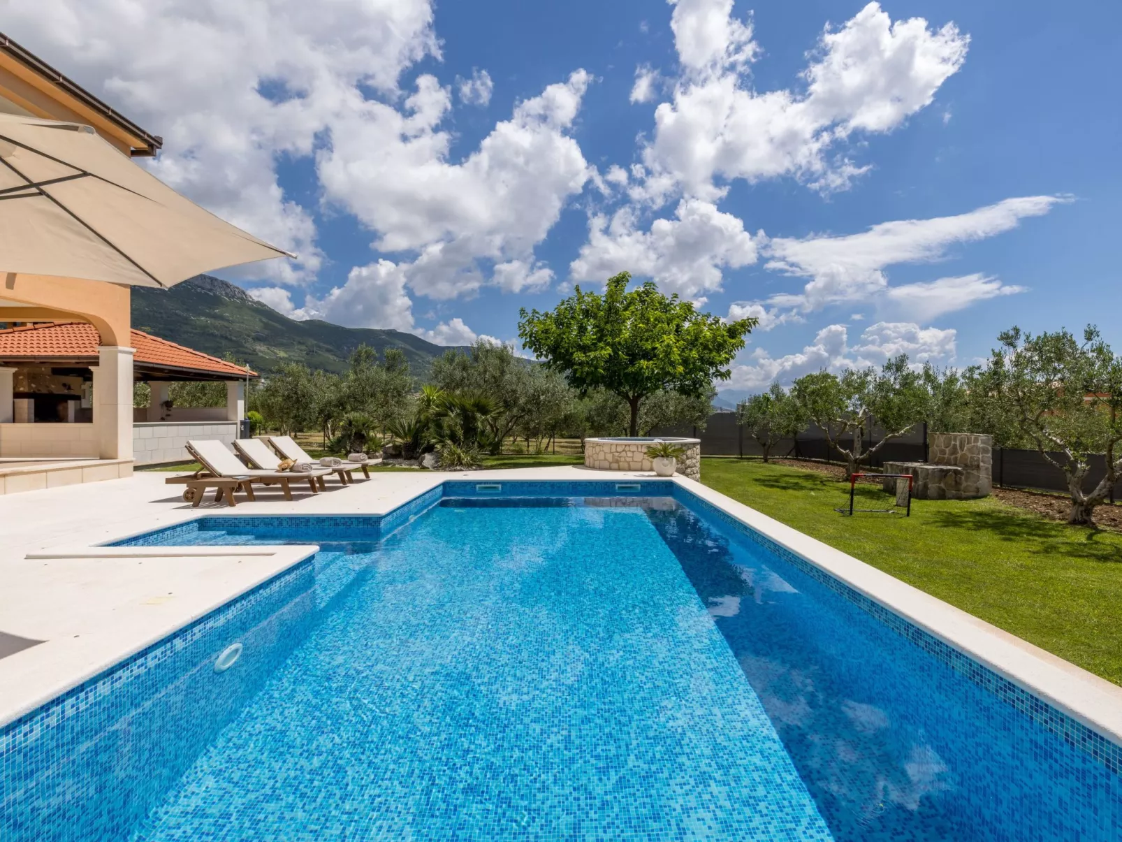 Villa Oasis privater Pool für bis zu 10 Personen-Buiten