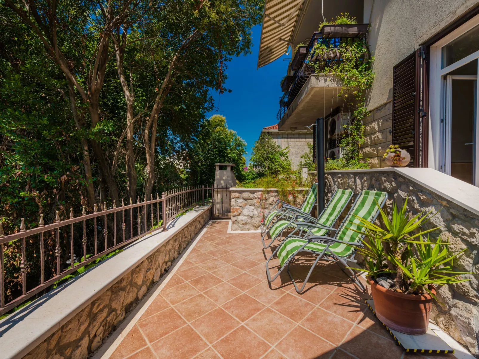 Geräumige Ferienwohnung mit eigener Terrasse-Buiten