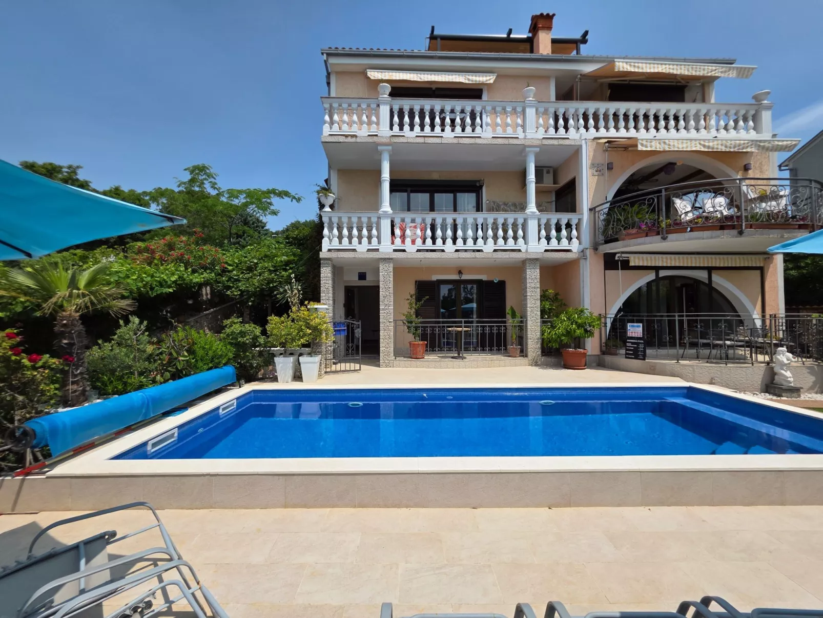 Appartement mit Balkon - gemeinsamer Pool und Terrasse-Buiten