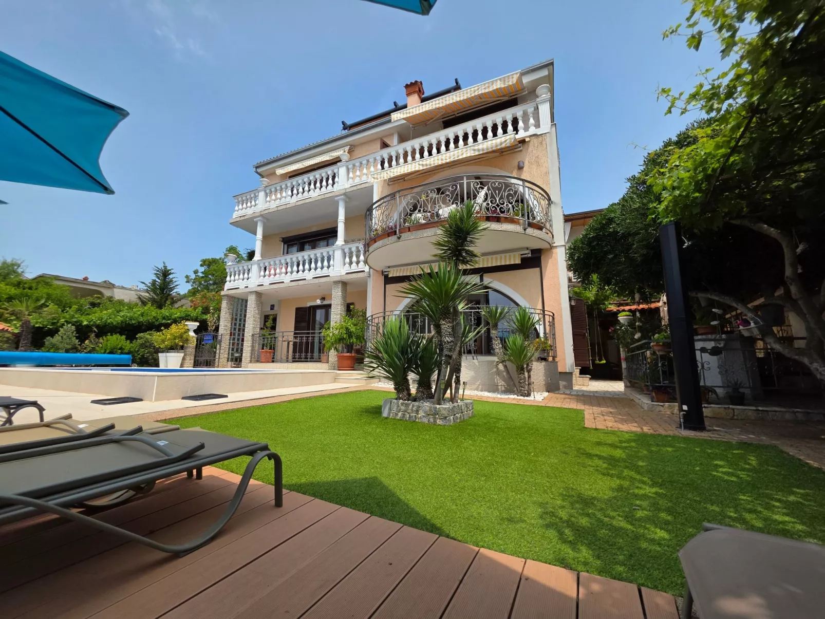 Appartement mit Balkon und Meerblick-Buiten