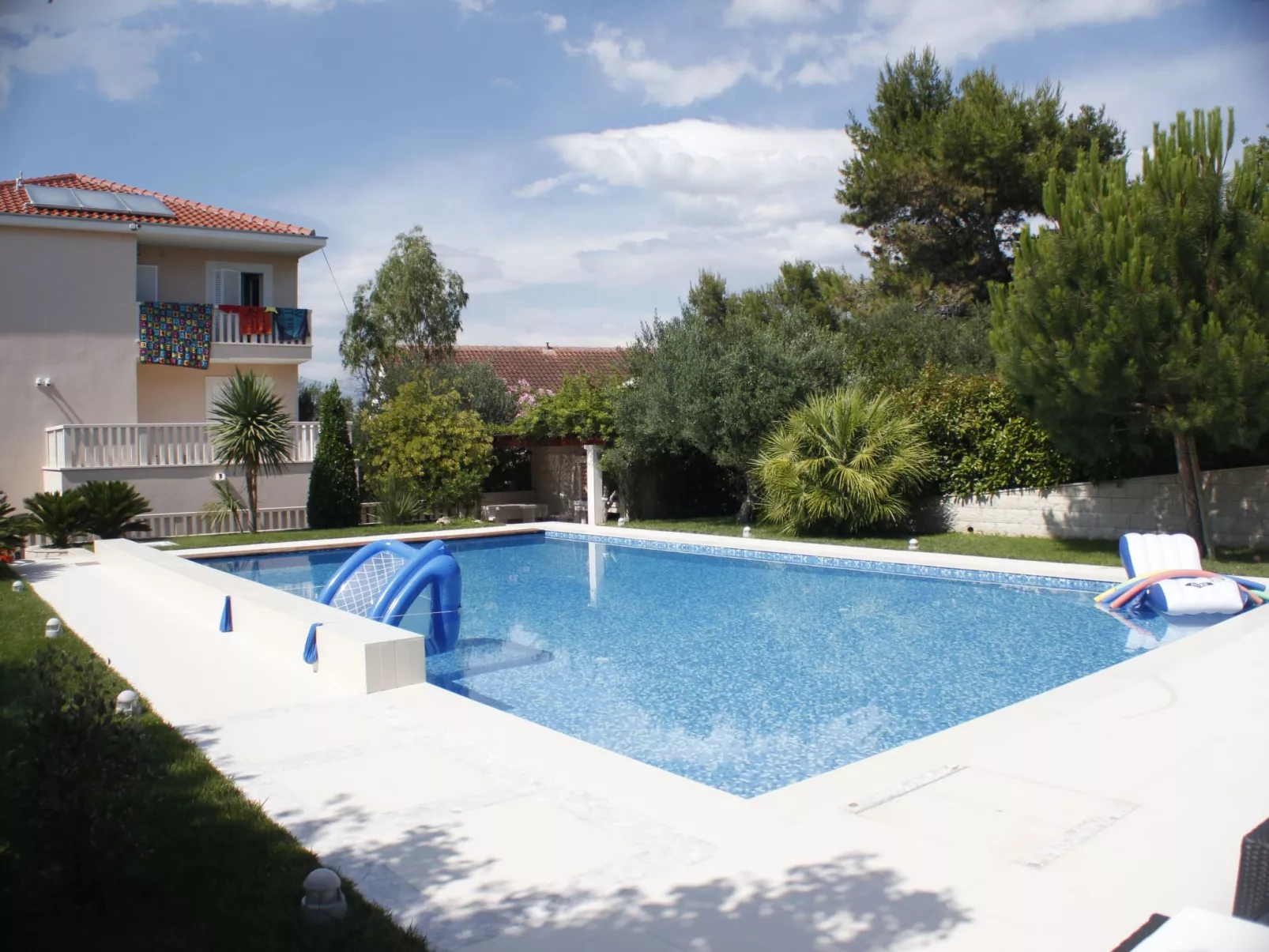 Helle Studio-Ferienwohnung mit Sonnenbalkon-Buiten