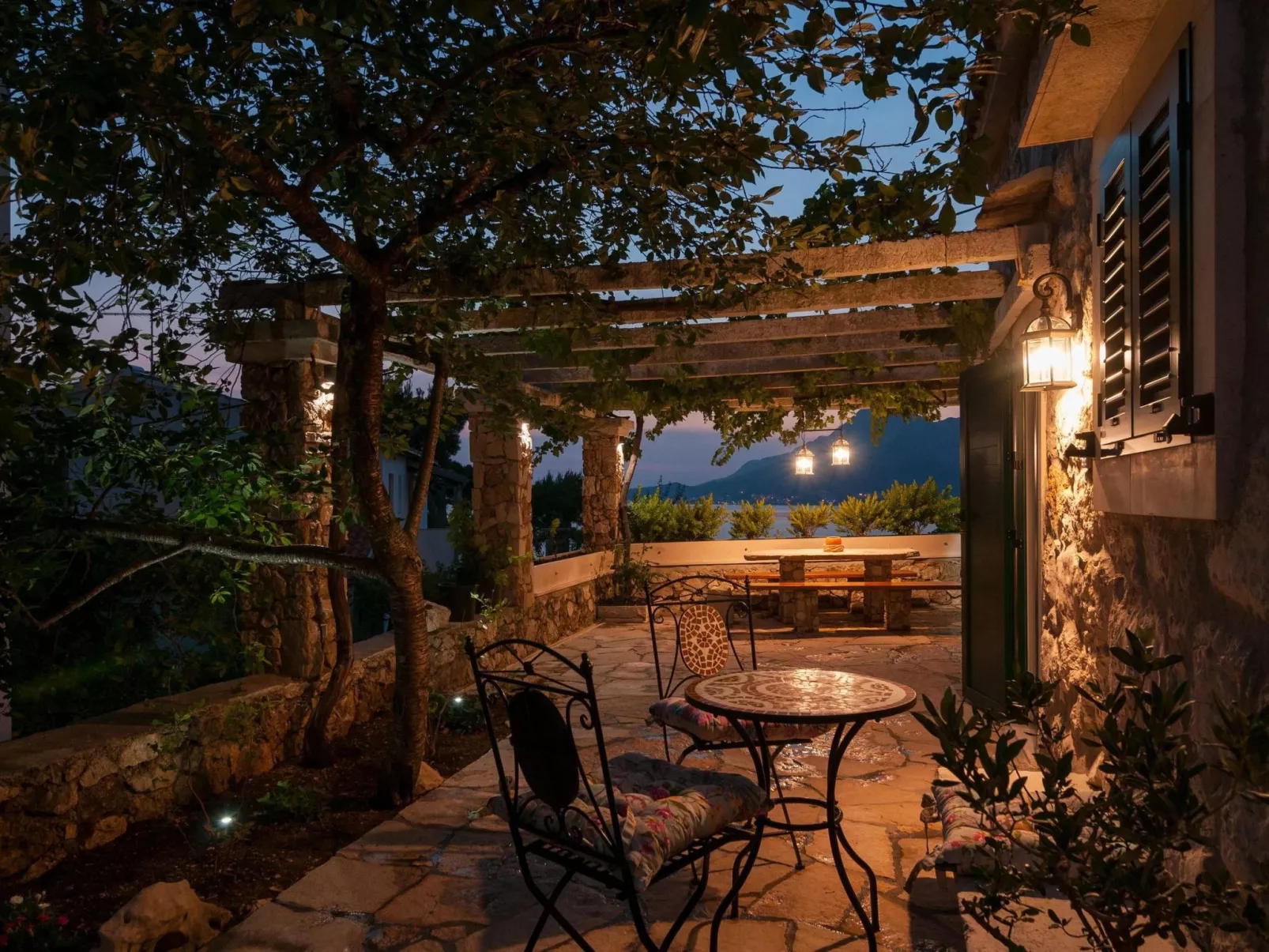 Kleine Wohnung in Omiš mit Privatem Balkon-Buiten