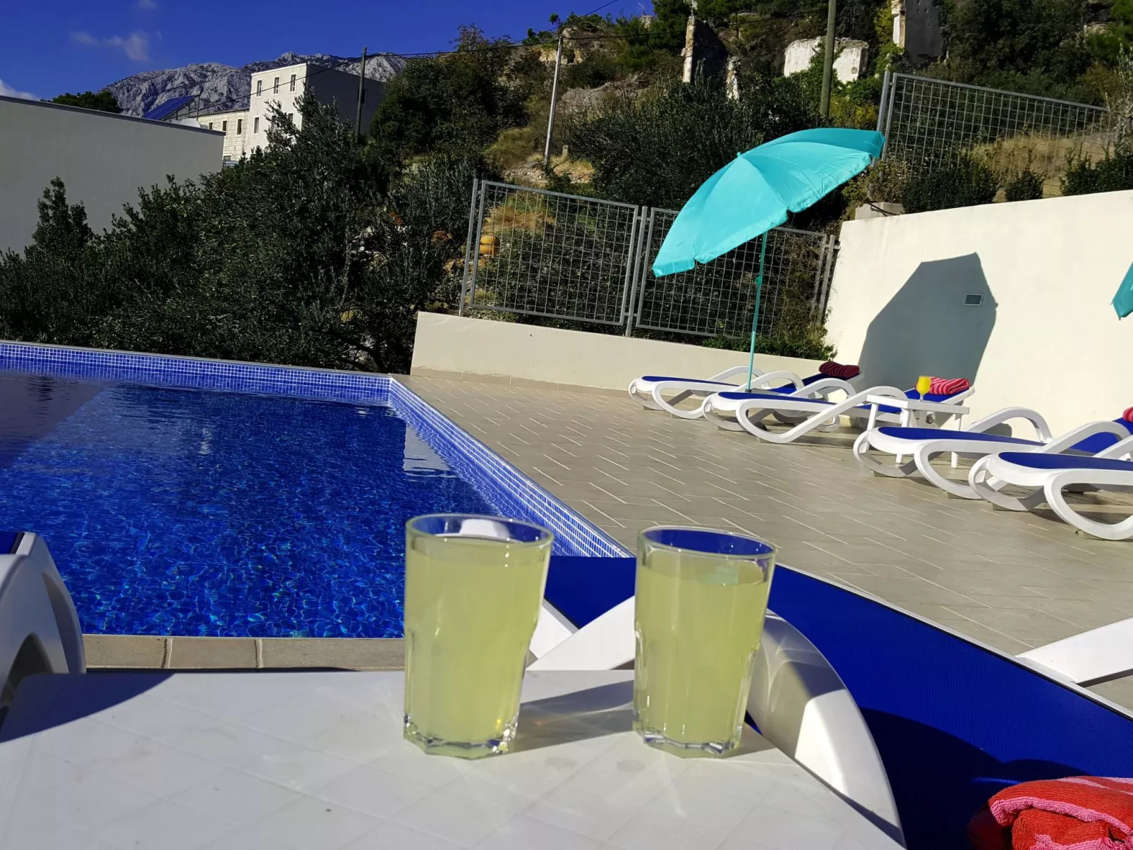 Villa "Lilly" mit Infinity-Pool-Buiten