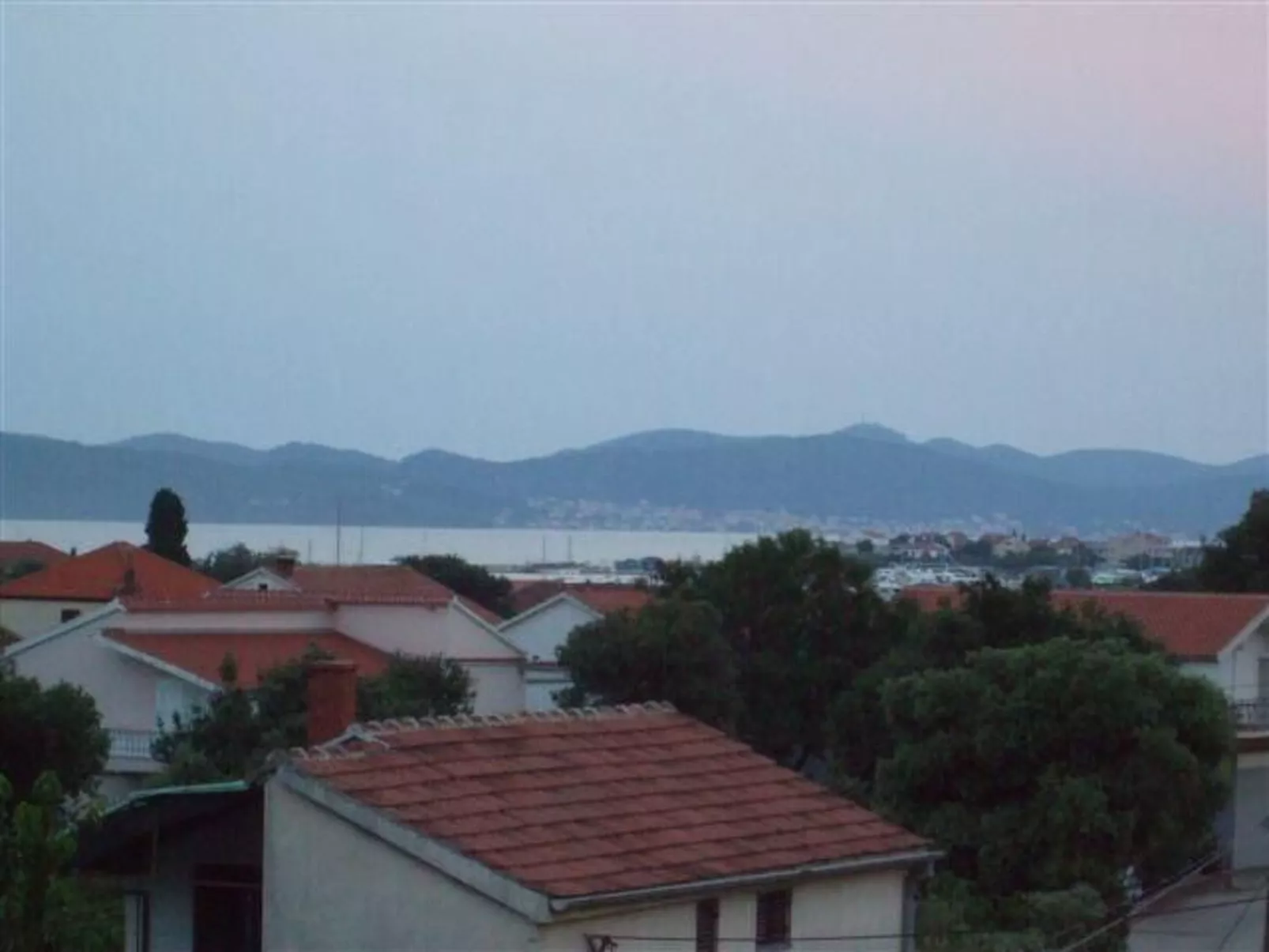 Appartement mit Balkon-Buiten