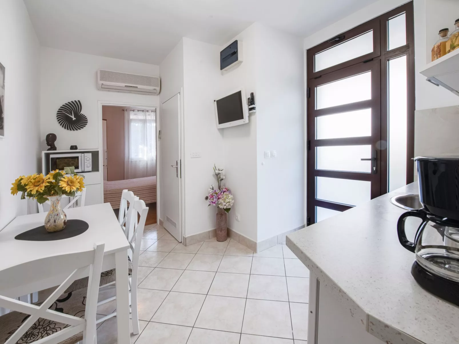 Ivona mit Terrasse und Außendusche-Image-tags.info