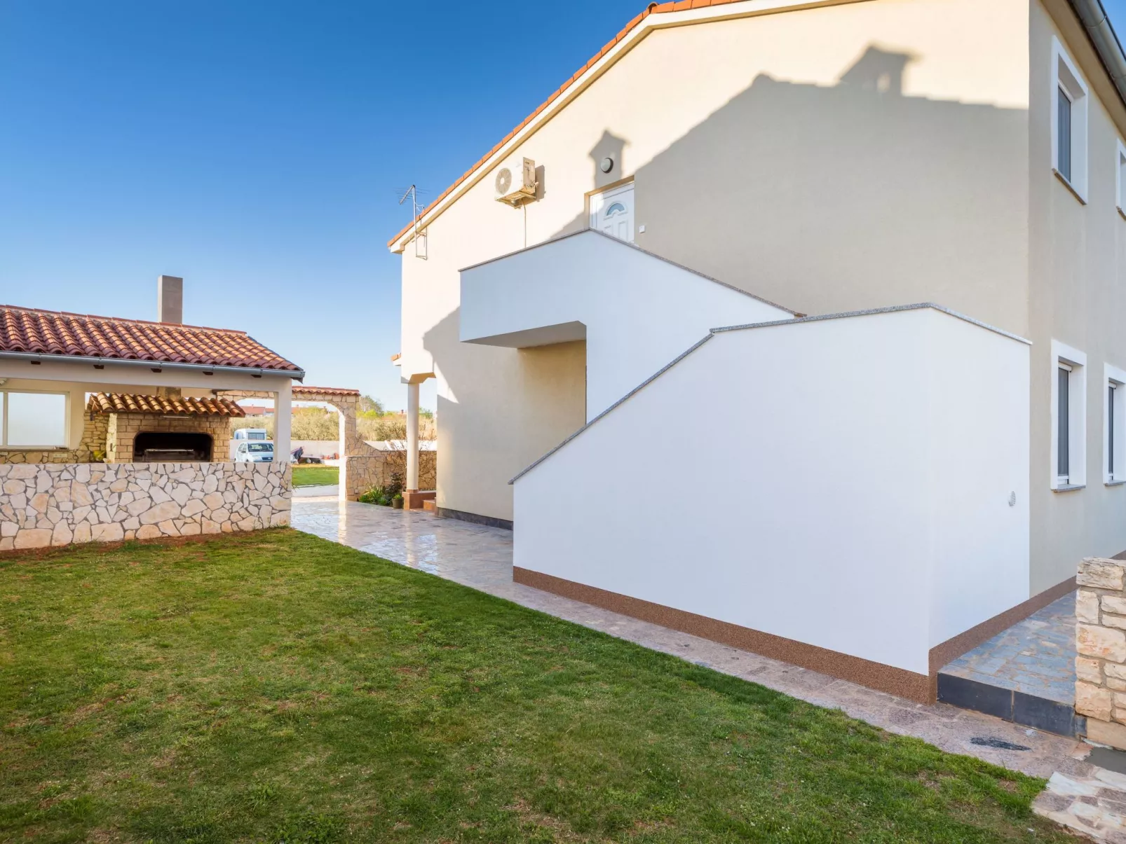 Anemona, Dorf Valbandon-Buiten