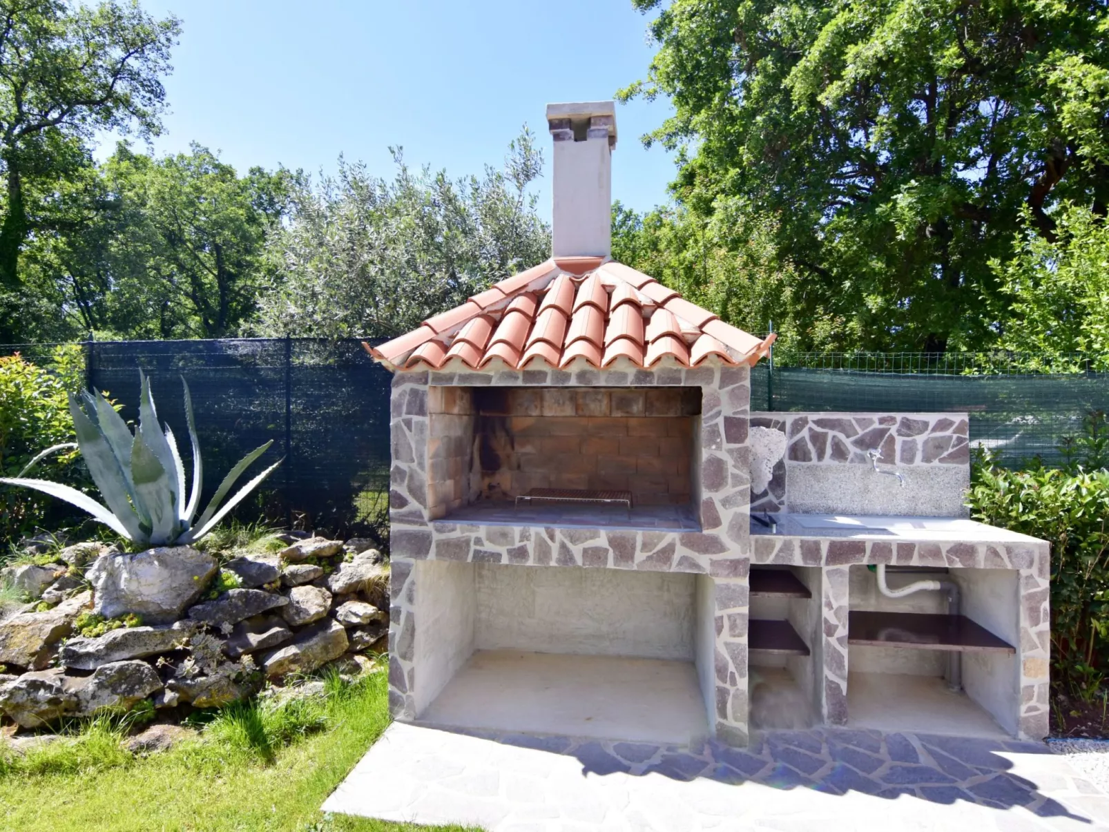 Apartment 2 in einer neuen Villa mit Pool in ruhiger Lage-Image-tags.info