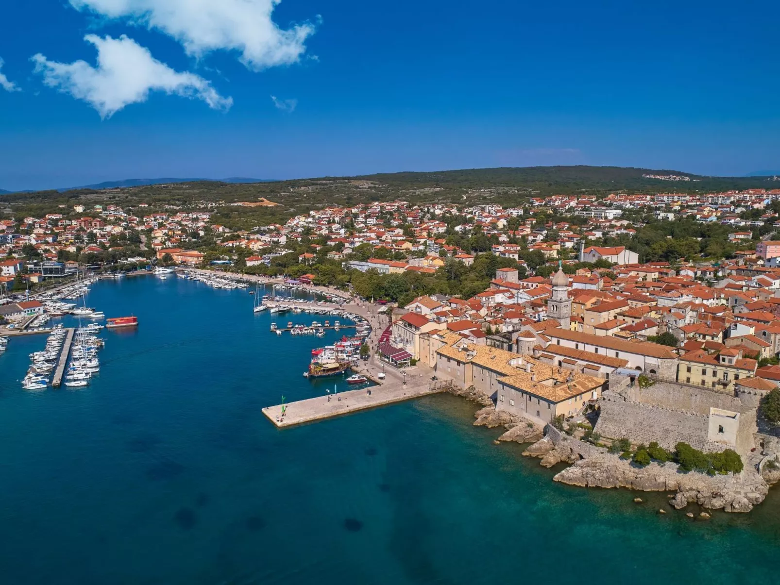 Apartment mit einem kleinen Wohn- und Essbereich und Schlafzimmer-Buiten