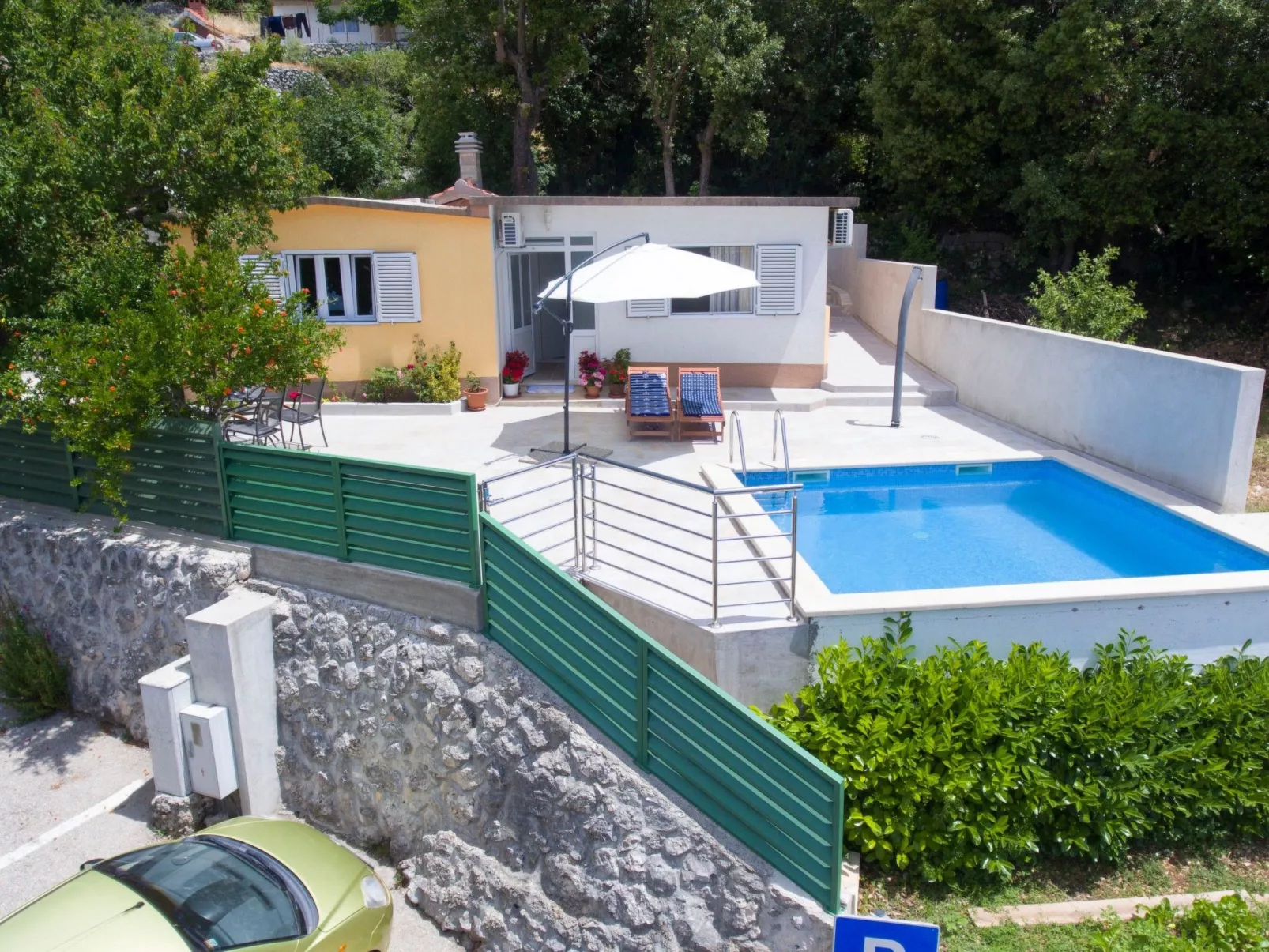 Günstiges Ferienhaus mit Pool und Meerblick-Buiten