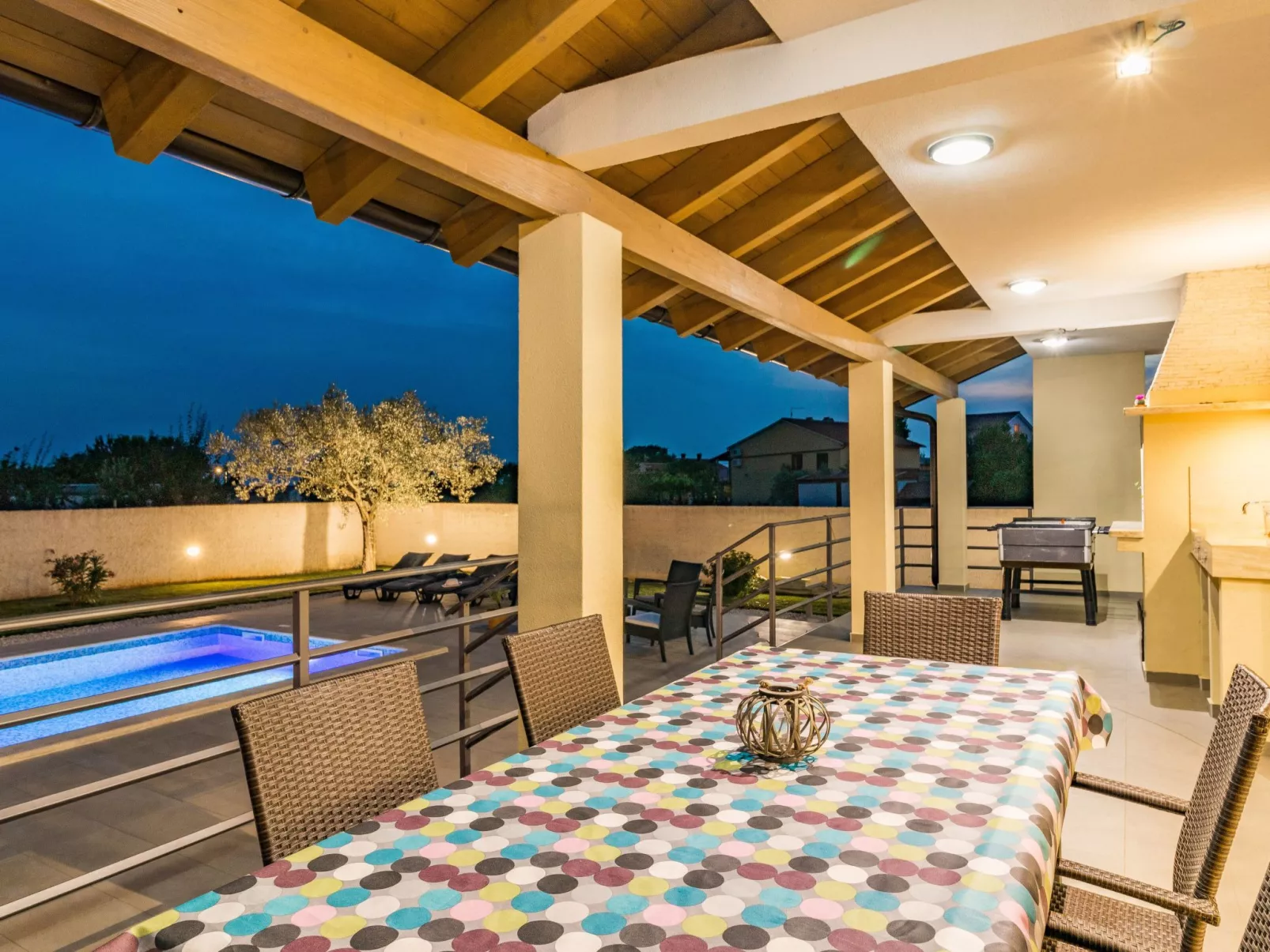 In Juršići mit Privatem Pool-Buiten