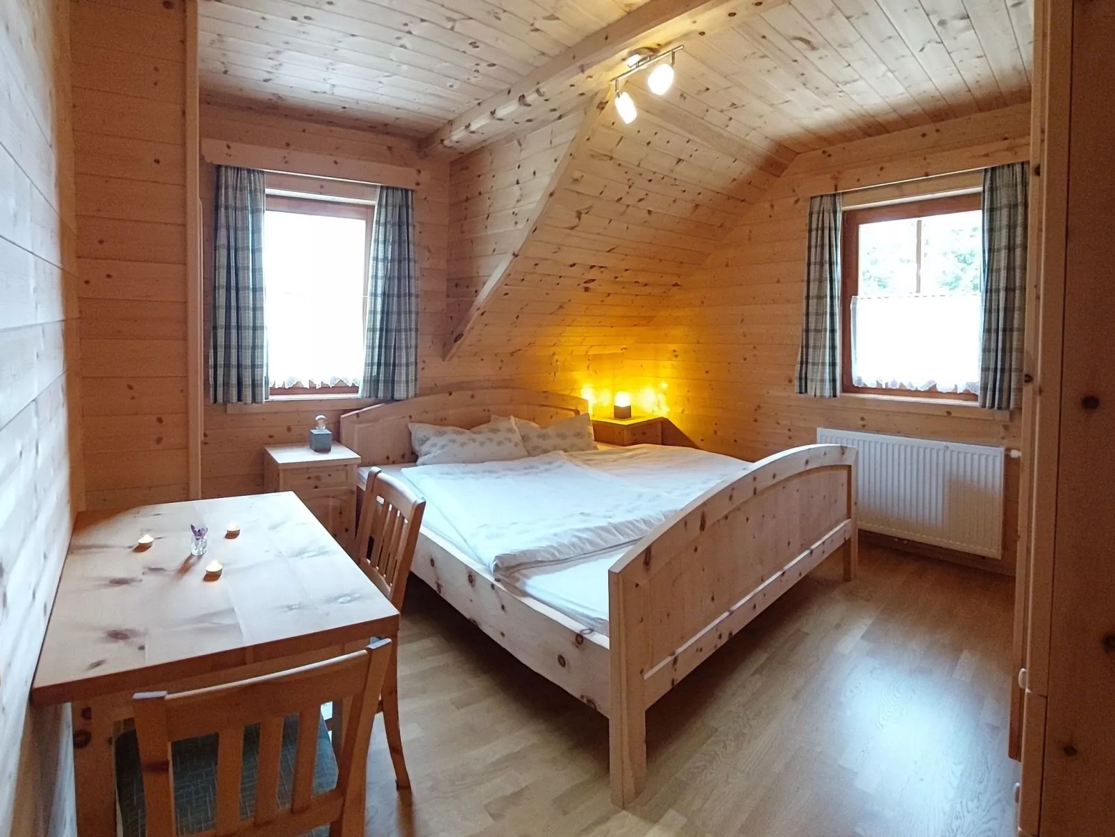 Zirbenholzalmhütte mit fantastischem Ausblick-Binnen