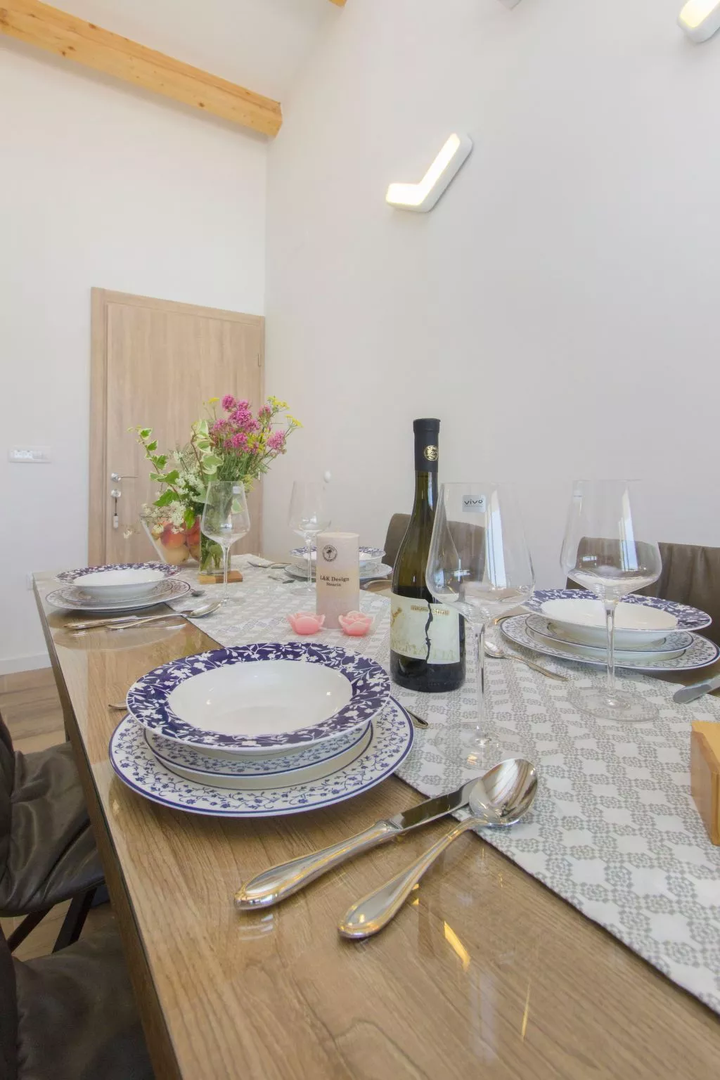 "Appartement Nr. 5".-Binnen