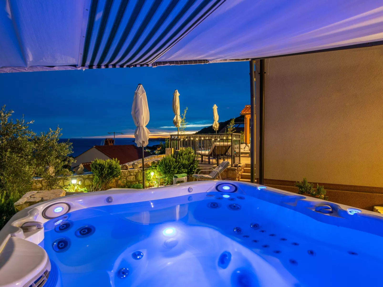 Exklusive und stilvolle Meerblick-Inselvilla-Buiten