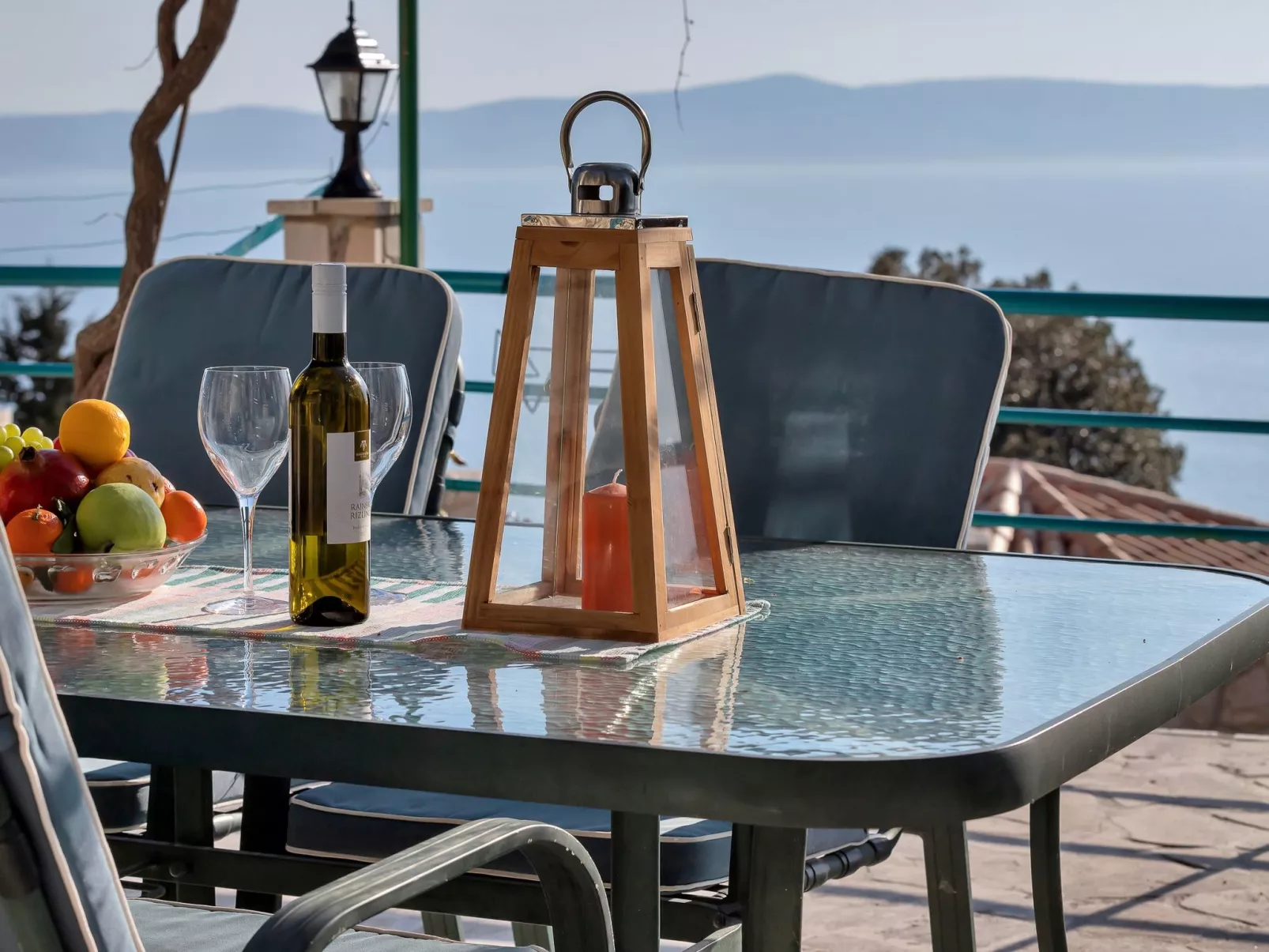 "Podgora" mit Blick auf das Wasser-Buiten