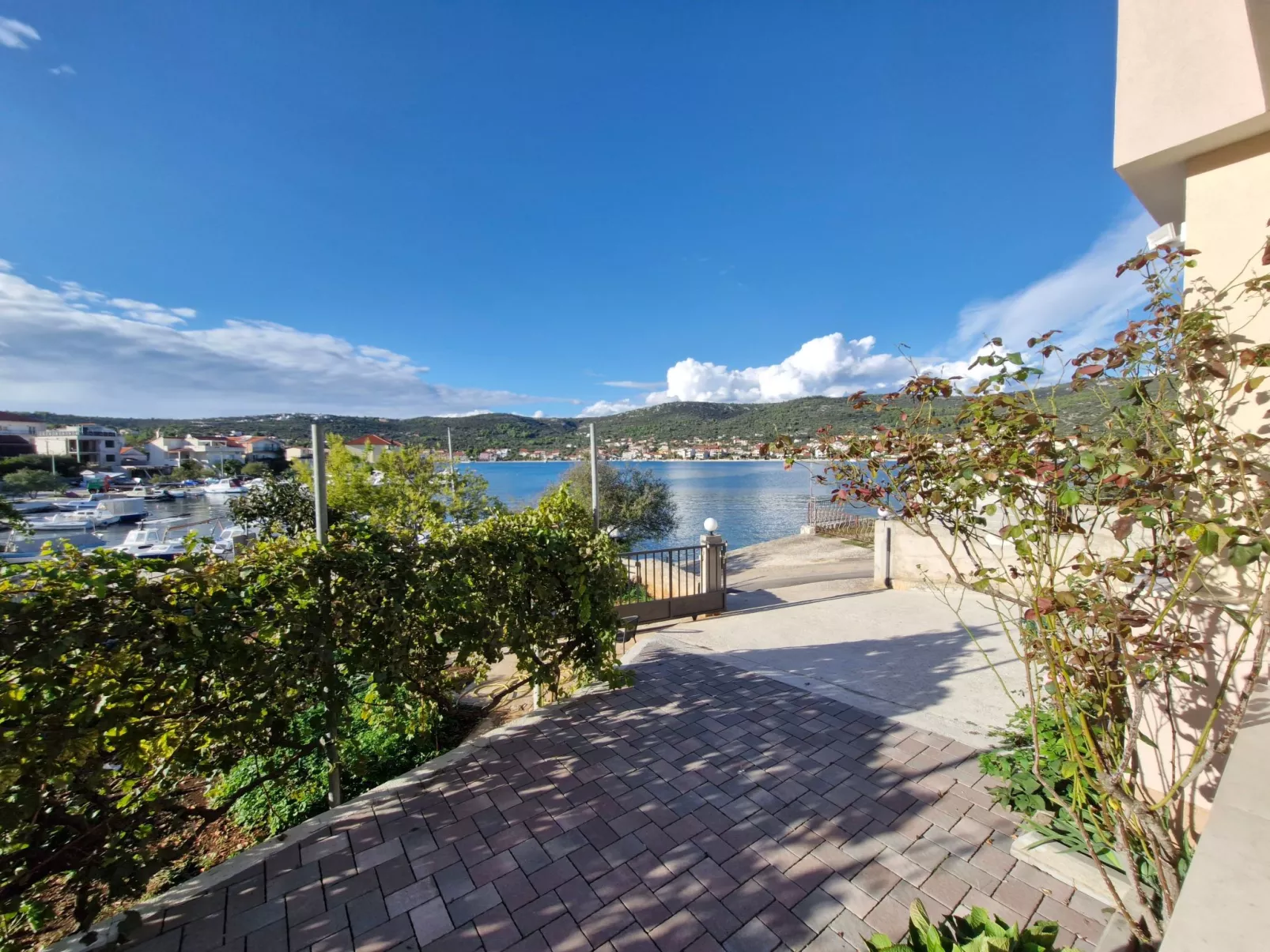 Mit zwei Balkonen-Buiten