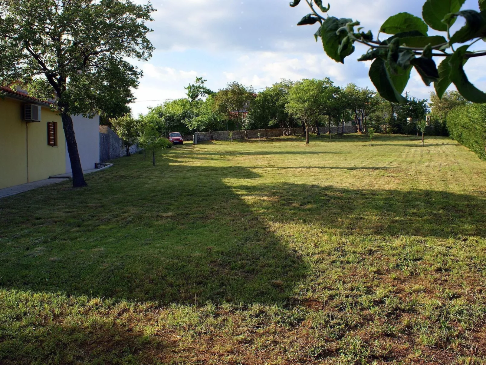 Charmantes Ferienhaus in Bartići mit Terrasse-Buiten
