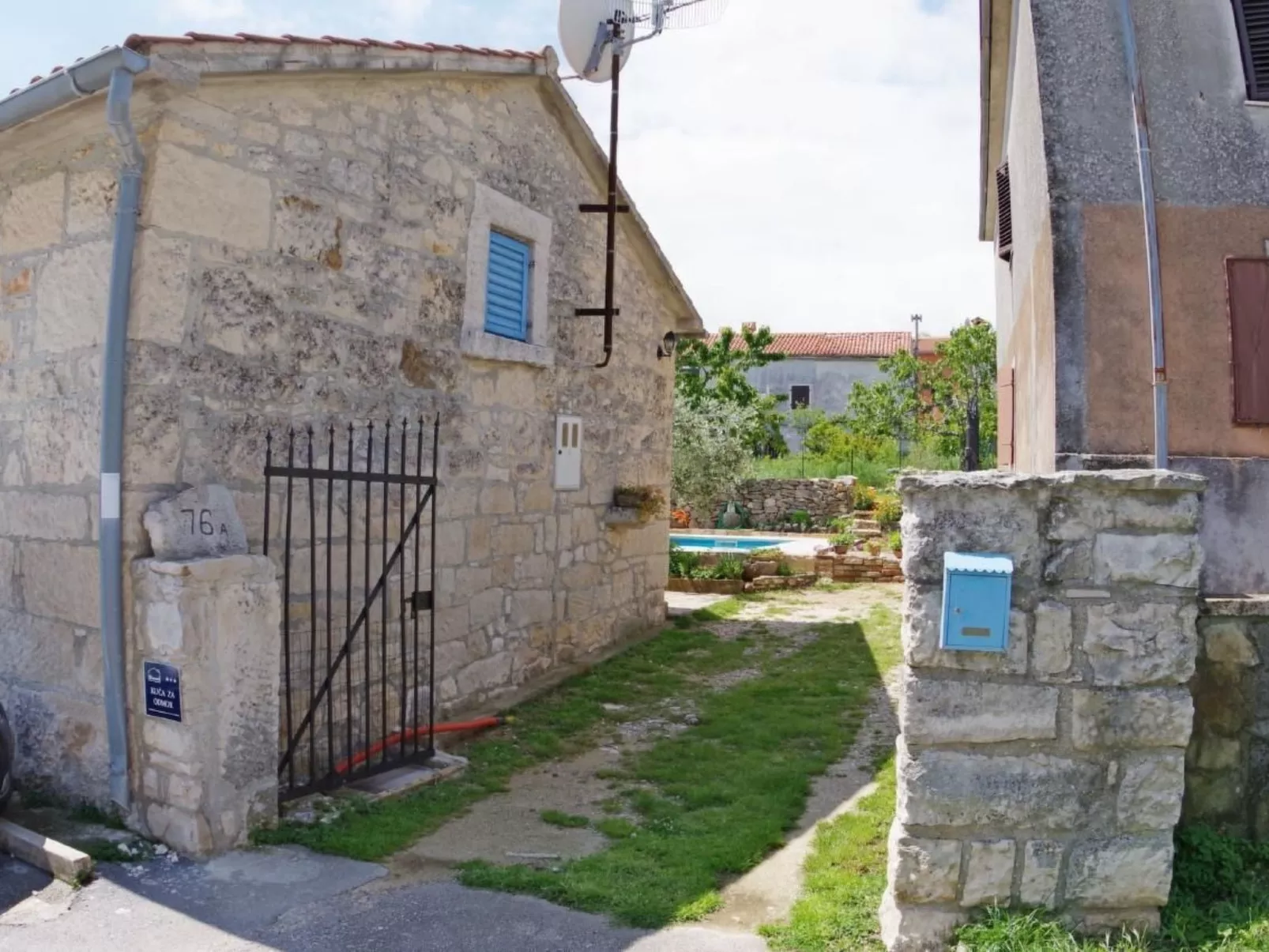 Mit privatem Schwimmbad-Buiten