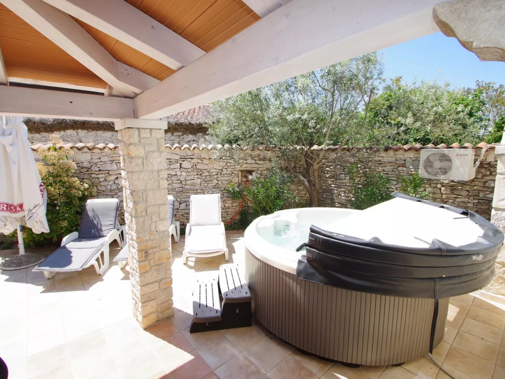 In Kavran mit Terrasse und Grill-Buiten