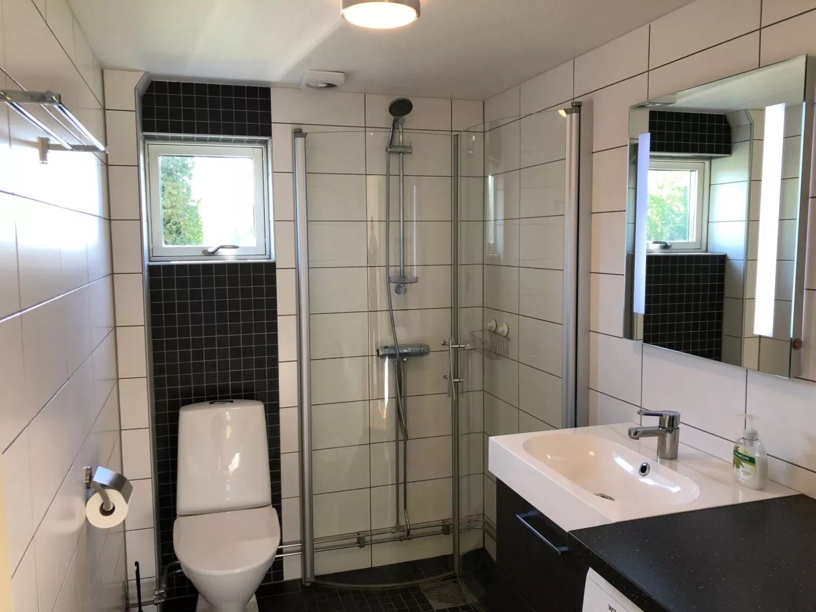 Mit Garten und Holzterrasse am See-Binnen