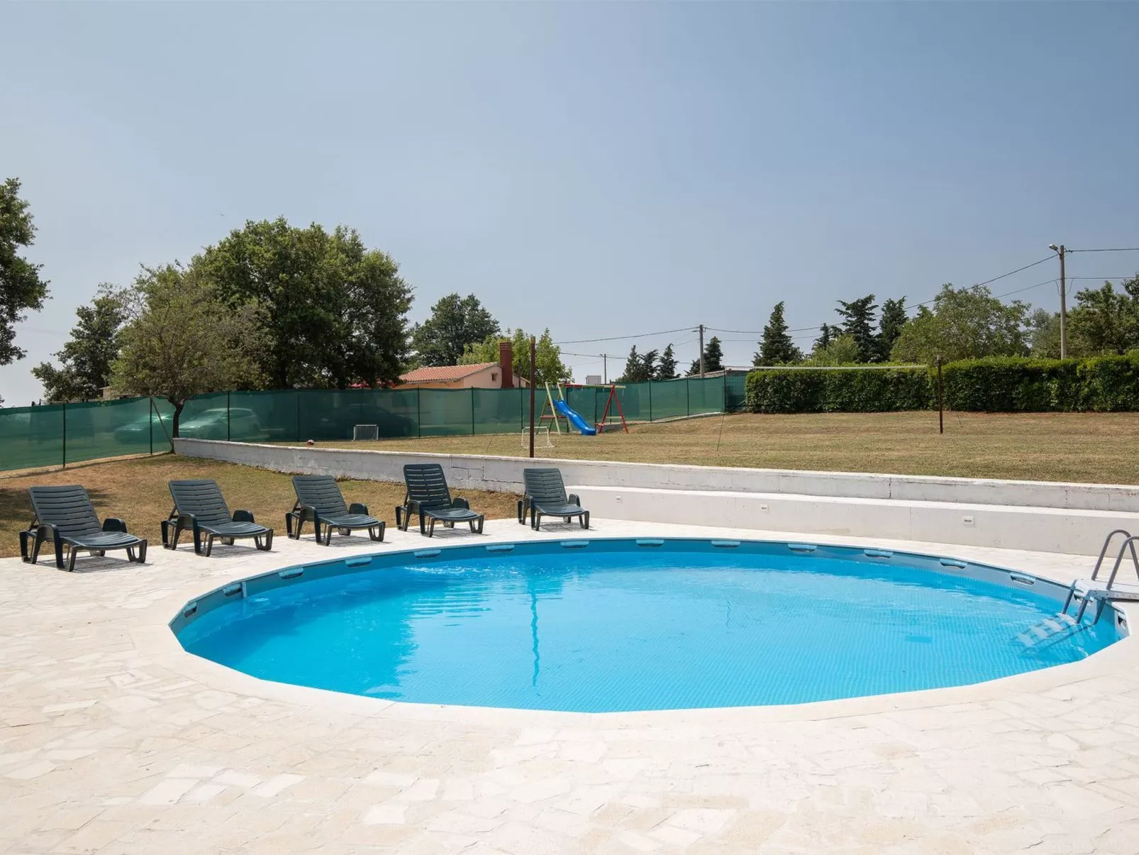 3-Schlafzimmer-Wohnung mit Gemeinschaftspool-Buiten