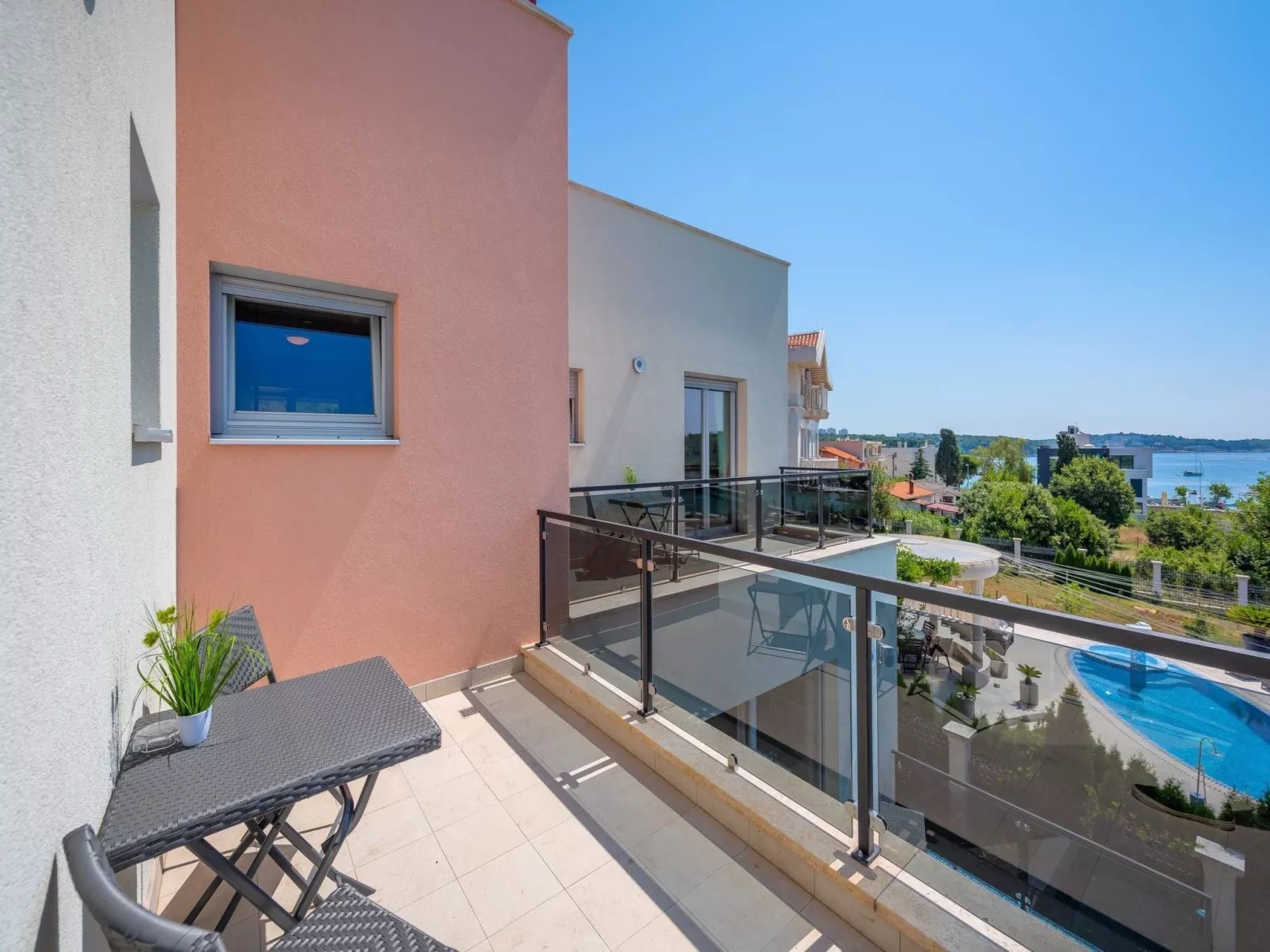 Cedar in Stoja mit großzügigem Garten-Buiten