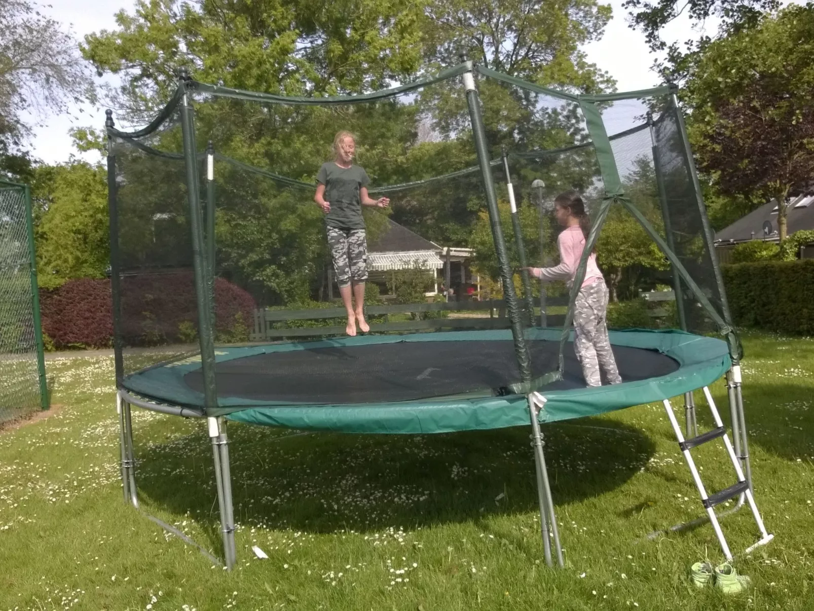 Gemütlicher Vier-Personen-Bungalow-Buiten