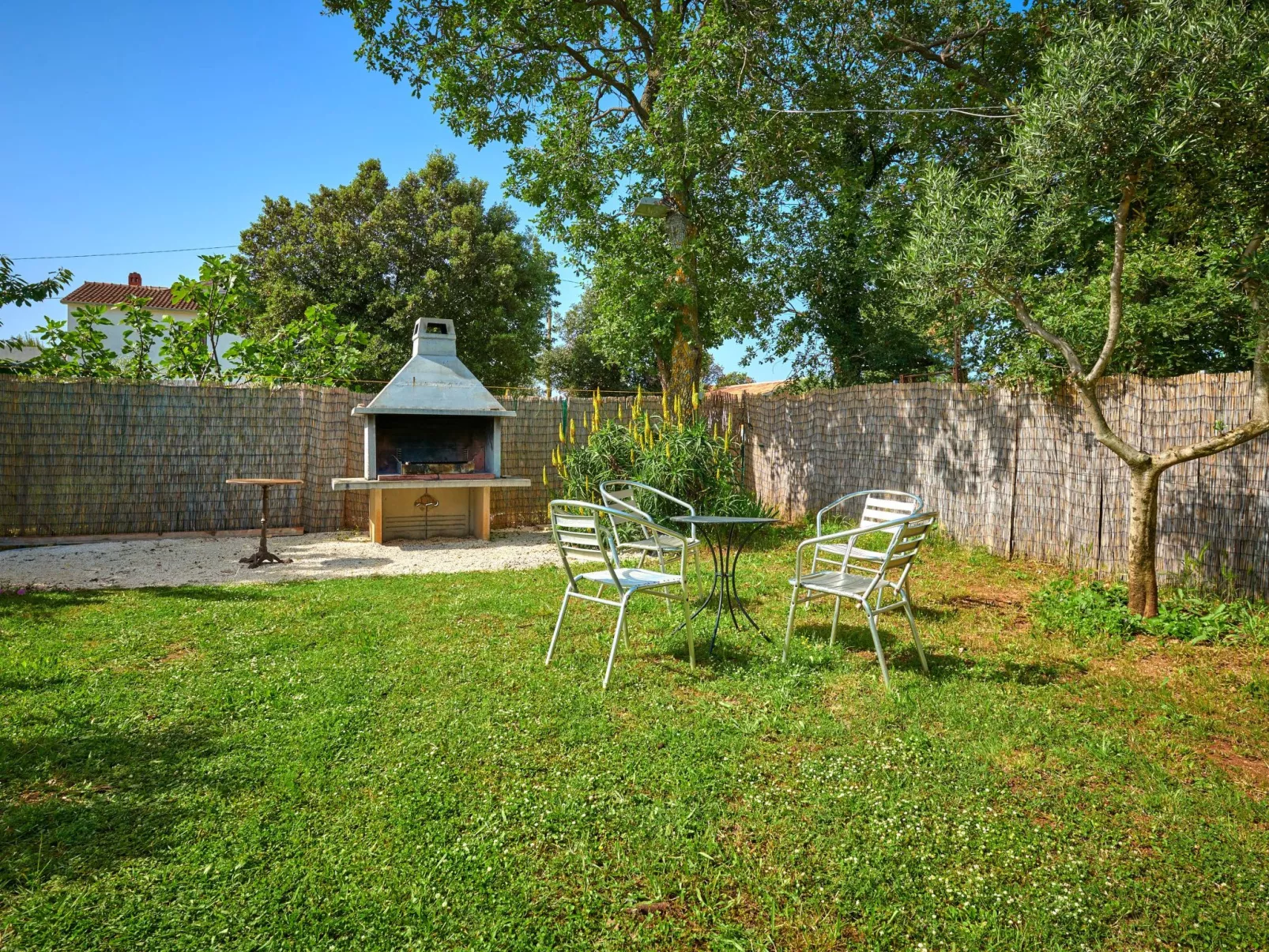 Villa Bastianich mit großem Garten und Pool-Buiten
