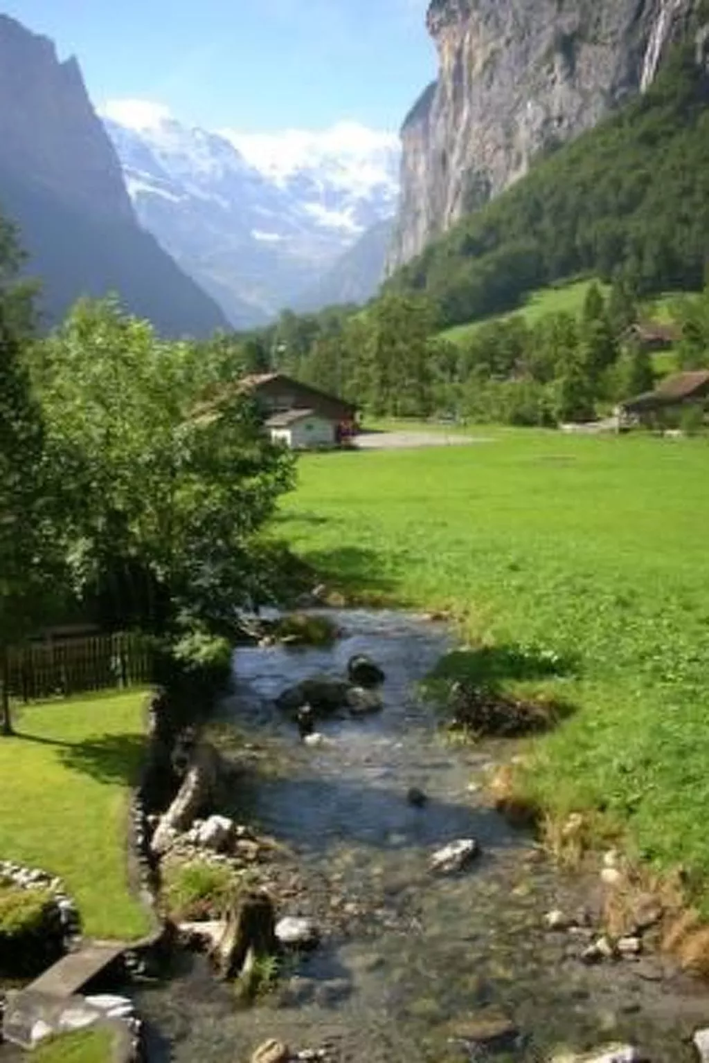 Gegenüber den Staubbach Wasserfällen-Buiten