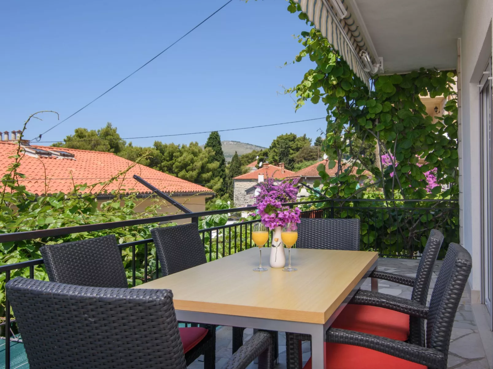 Für sechs Personen, mit einem Balkon-Buiten