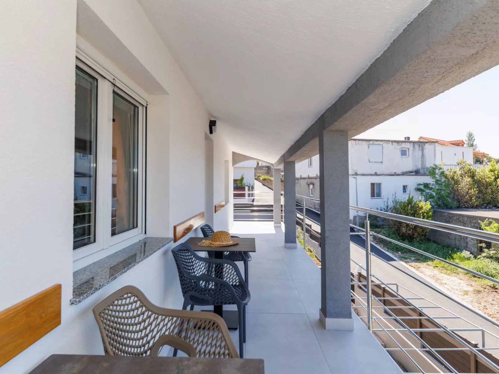 "Zara" mit Blick auf das Wasser-Binnen