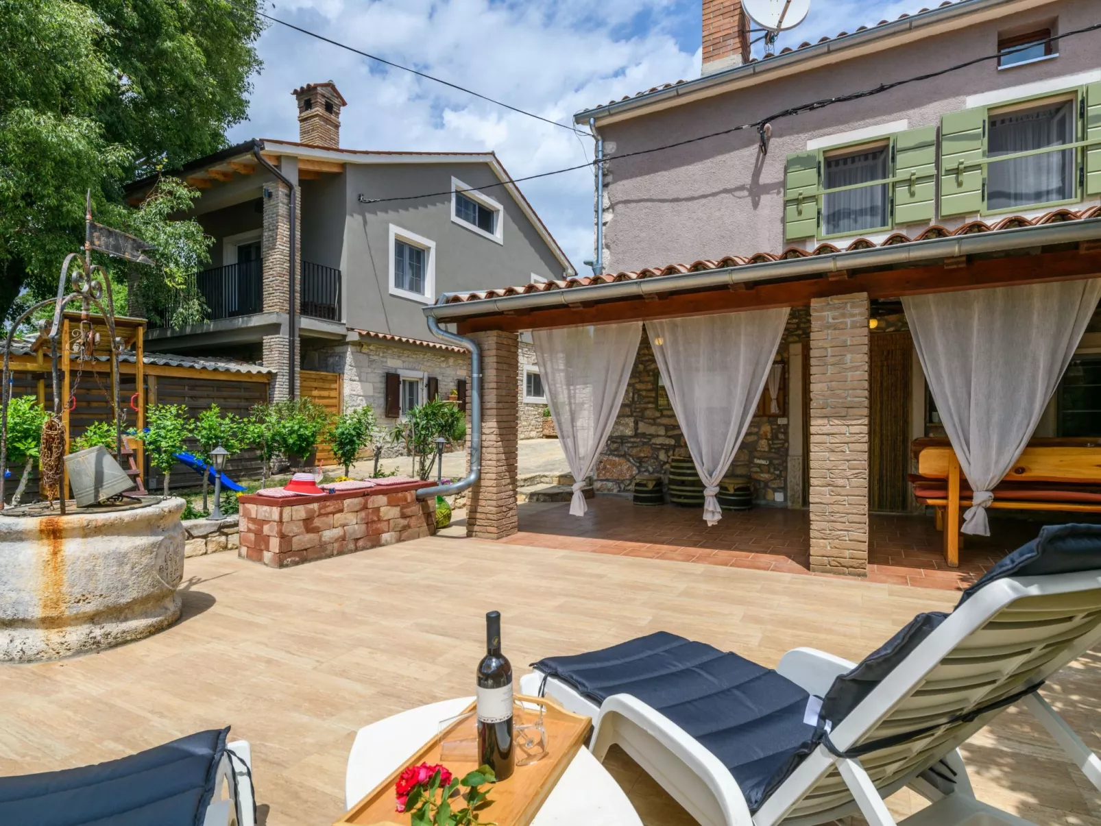 Mit Garten, Terrasse und Grill-Binnen