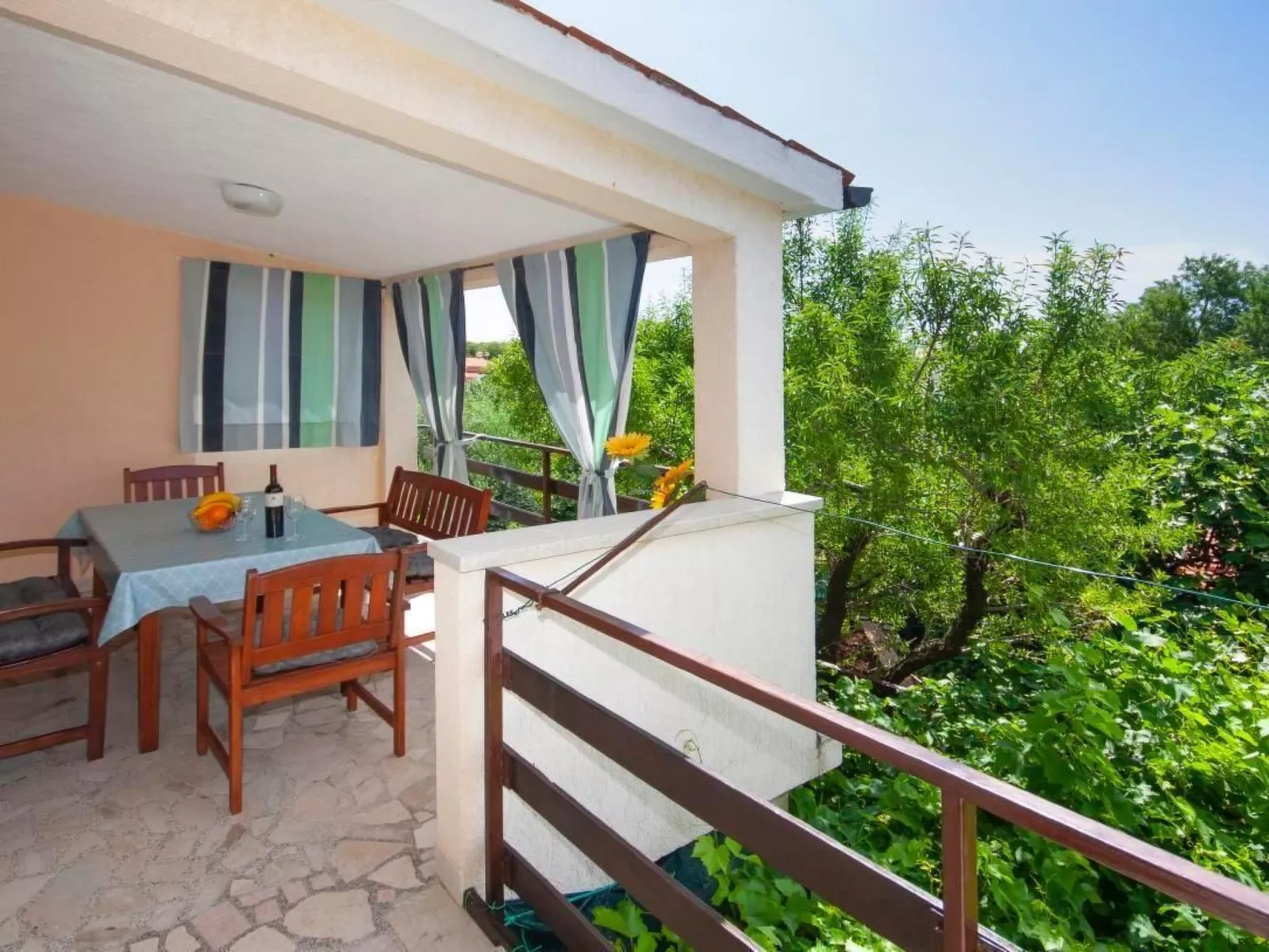 Mit privater Terrasse-Buiten