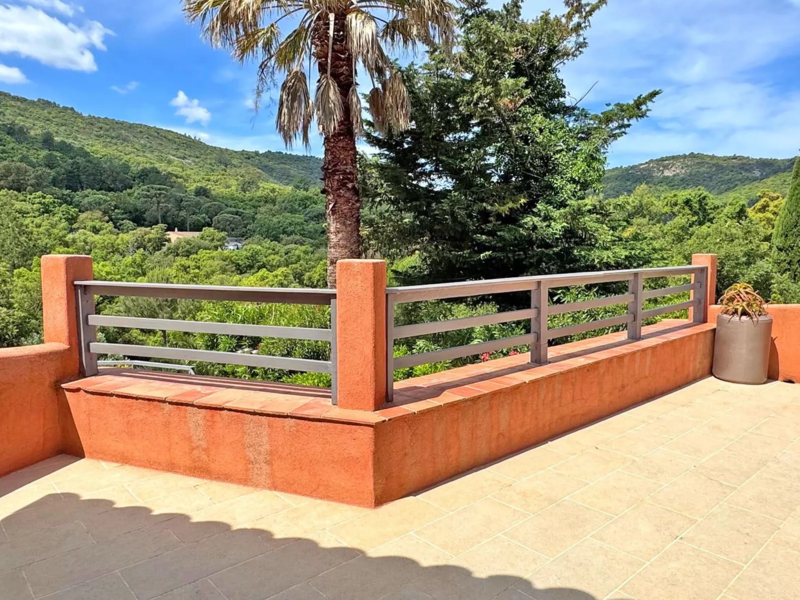 Schöne Villa mit innovativer Architektur in einem grünen Nest im Herzen des Mas-Binnen