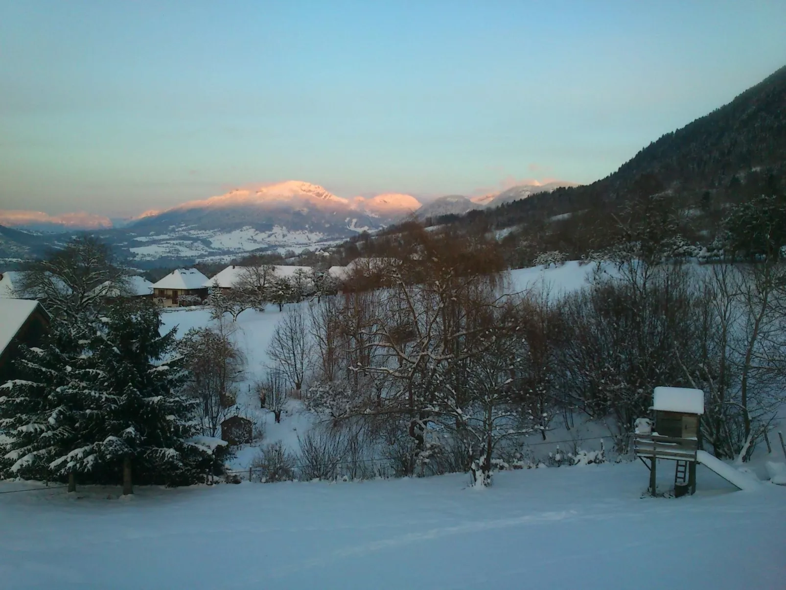 "Au Crêt du Bois" (Auf dem Wald)-Buiten
