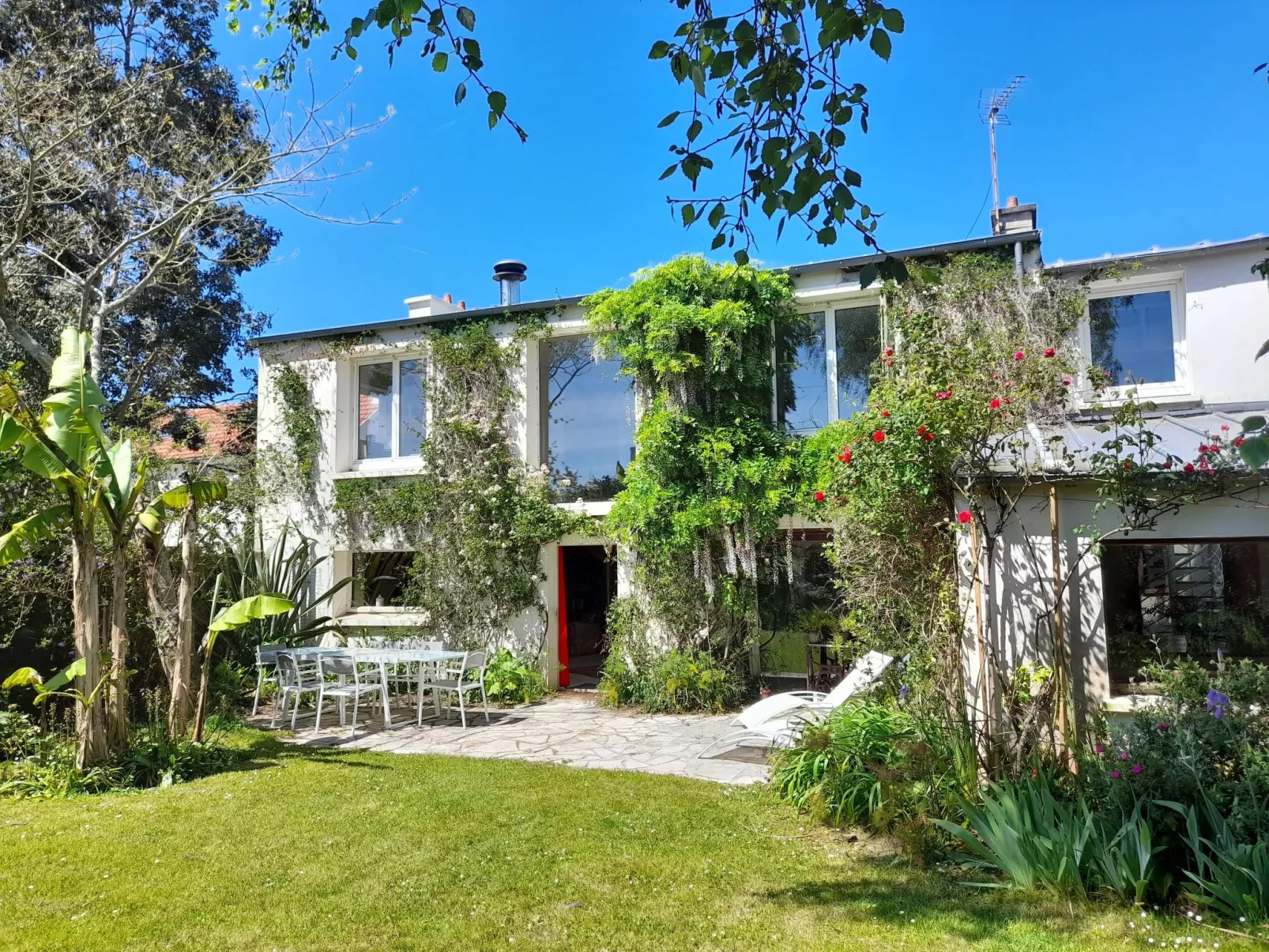 Großes Familienhaus mit schön angelegtem Garten-Buiten