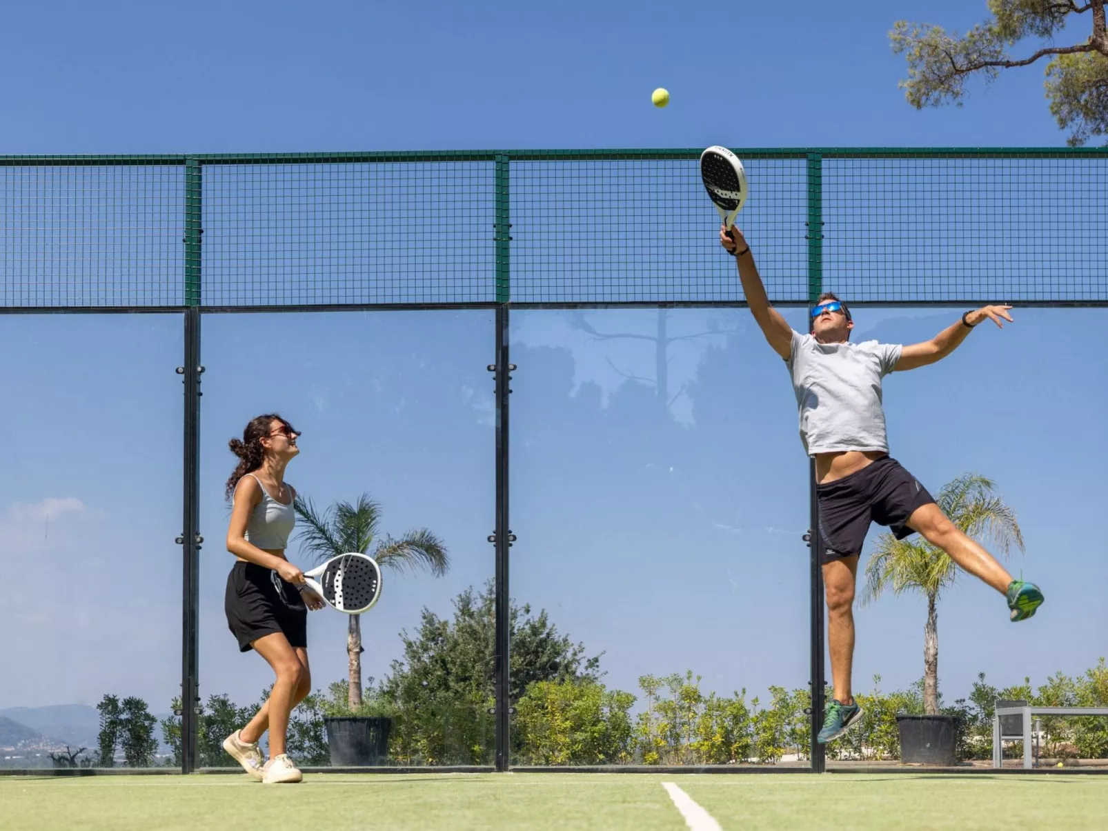 Im Herzen eines Weinguts, Terrasse und Balkon mit Bergblick, Schwimmbad - Buiten