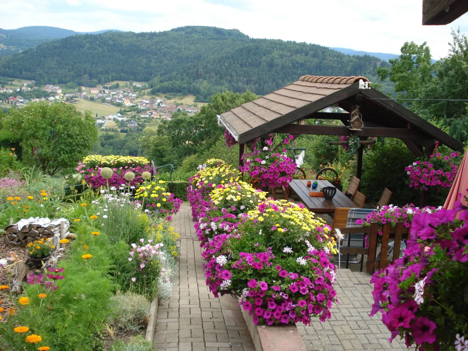 Das Gîte Fleuri mit einer herrlichen Aussicht-Buiten