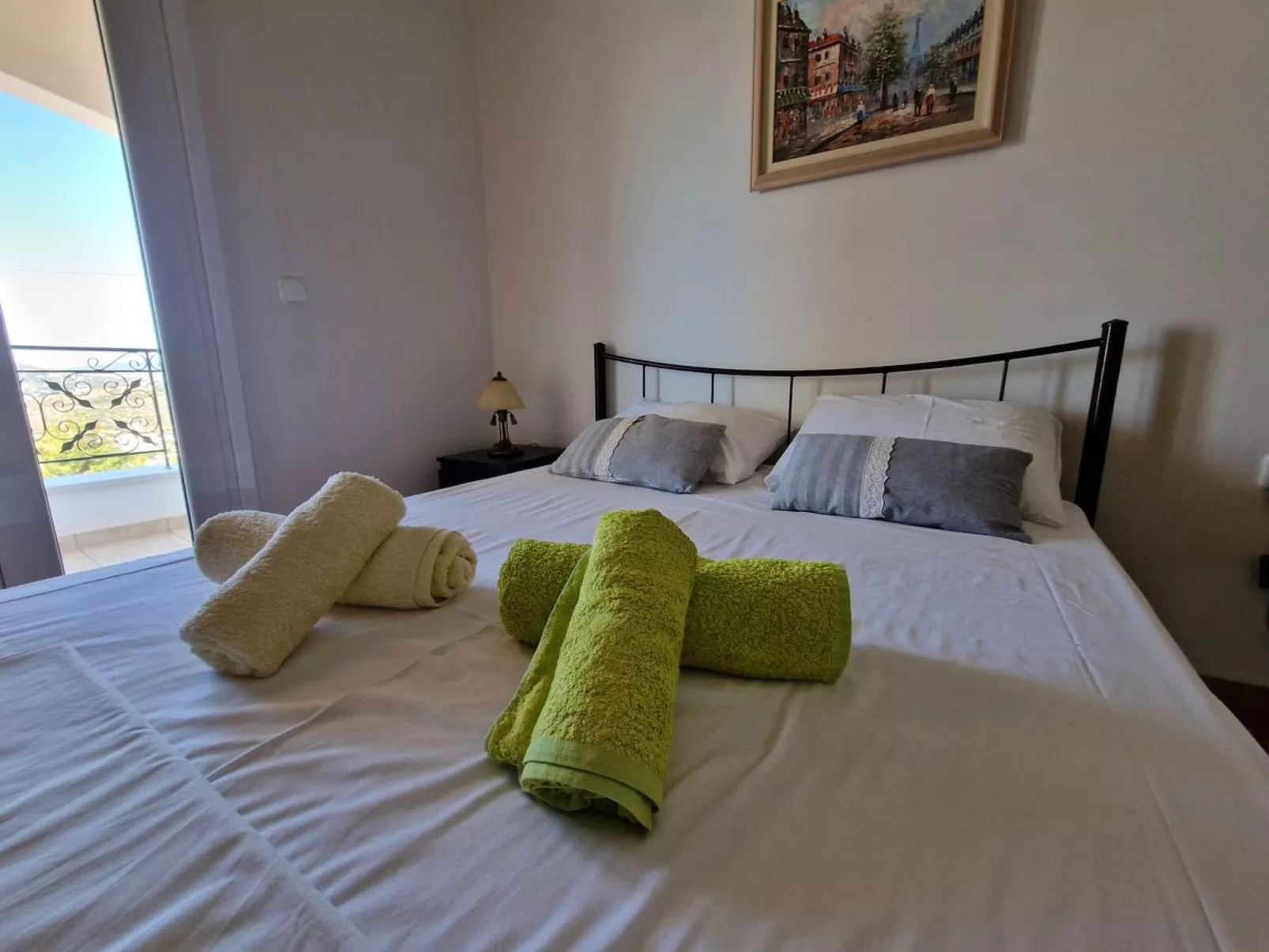 Vollständig umschlossene und großzügig angelegte dreistöckige Ferienvilla mit f-Image-tags.info